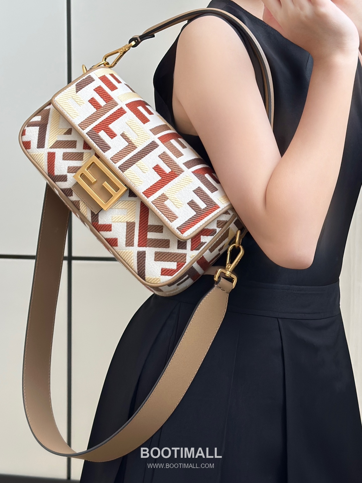 Fendi Baguette FF Embroidered Canvas Beige Shoulder Bag 펜디 바게트 FF 자수 캔버스 베이지 숄더백 27cm 2