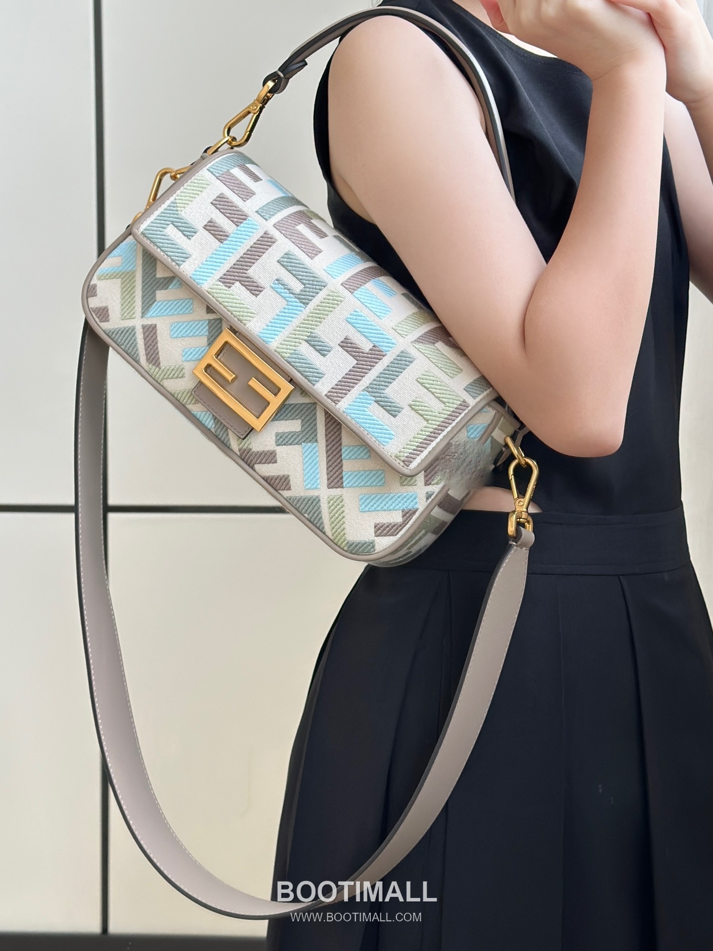 Fendi Baguette FF Embroidered Canvas Shoulder Bag 펜디 바게트 FF 자수 캔버스 숄더백 0159BM 27cm 1