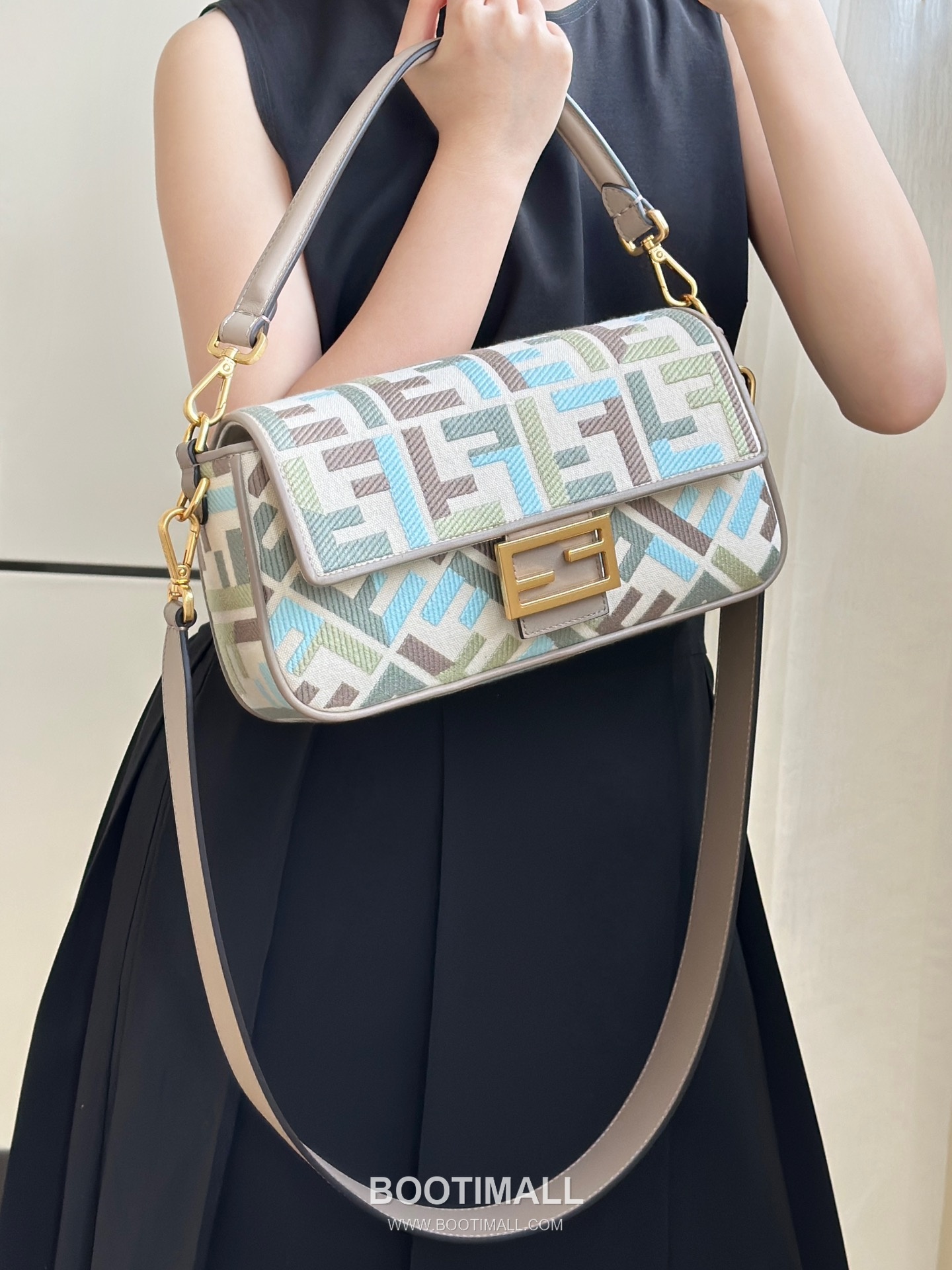 Fendi Baguette FF Embroidered Canvas Shoulder Bag 펜디 바게트 FF 자수 캔버스 숄더백 0159BM 27cm 2