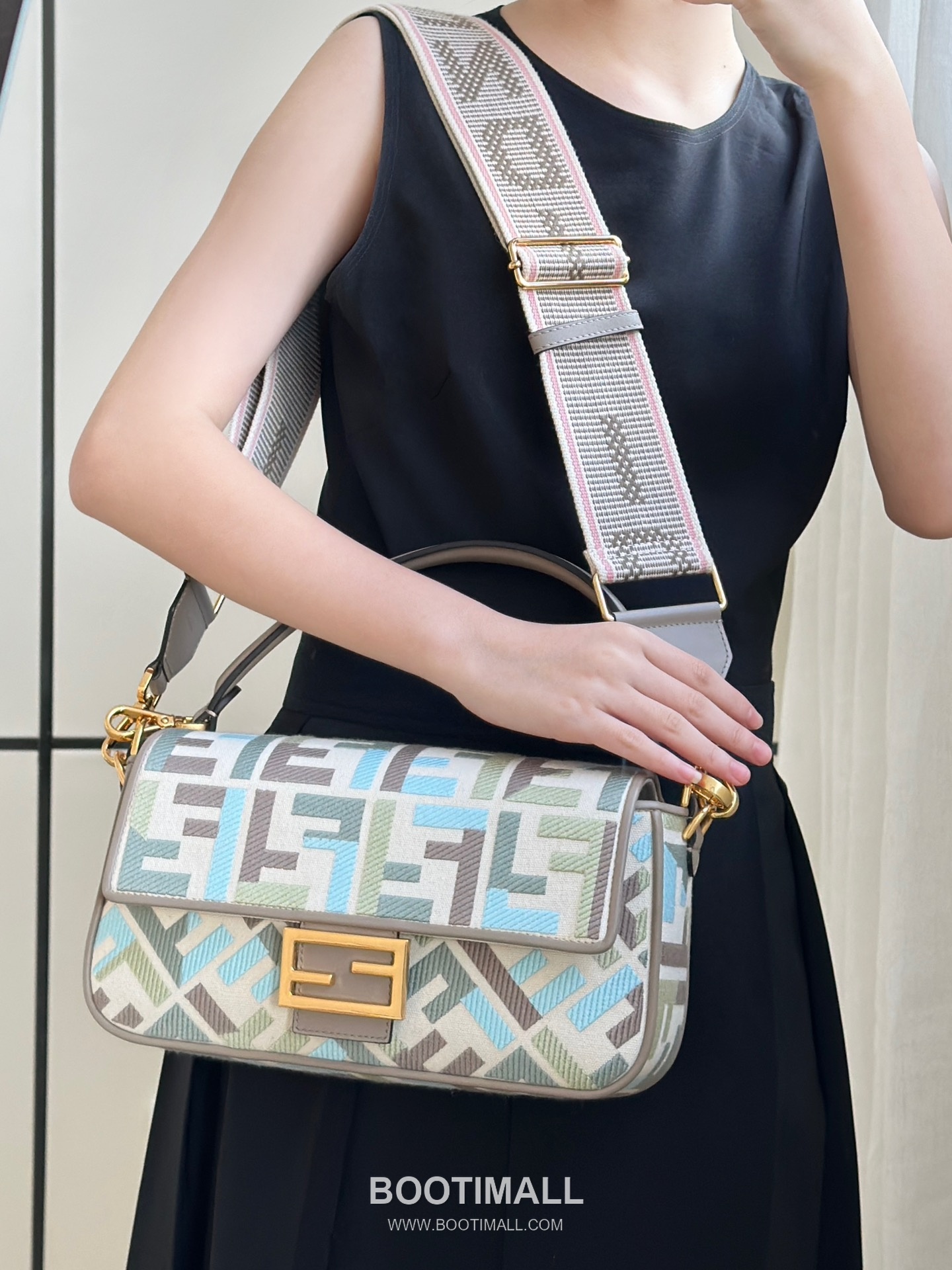 Fendi Baguette FF Embroidered Canvas Shoulder Bag 펜디 바게트 FF 자수 캔버스 숄더백 0159BM 27cm 3