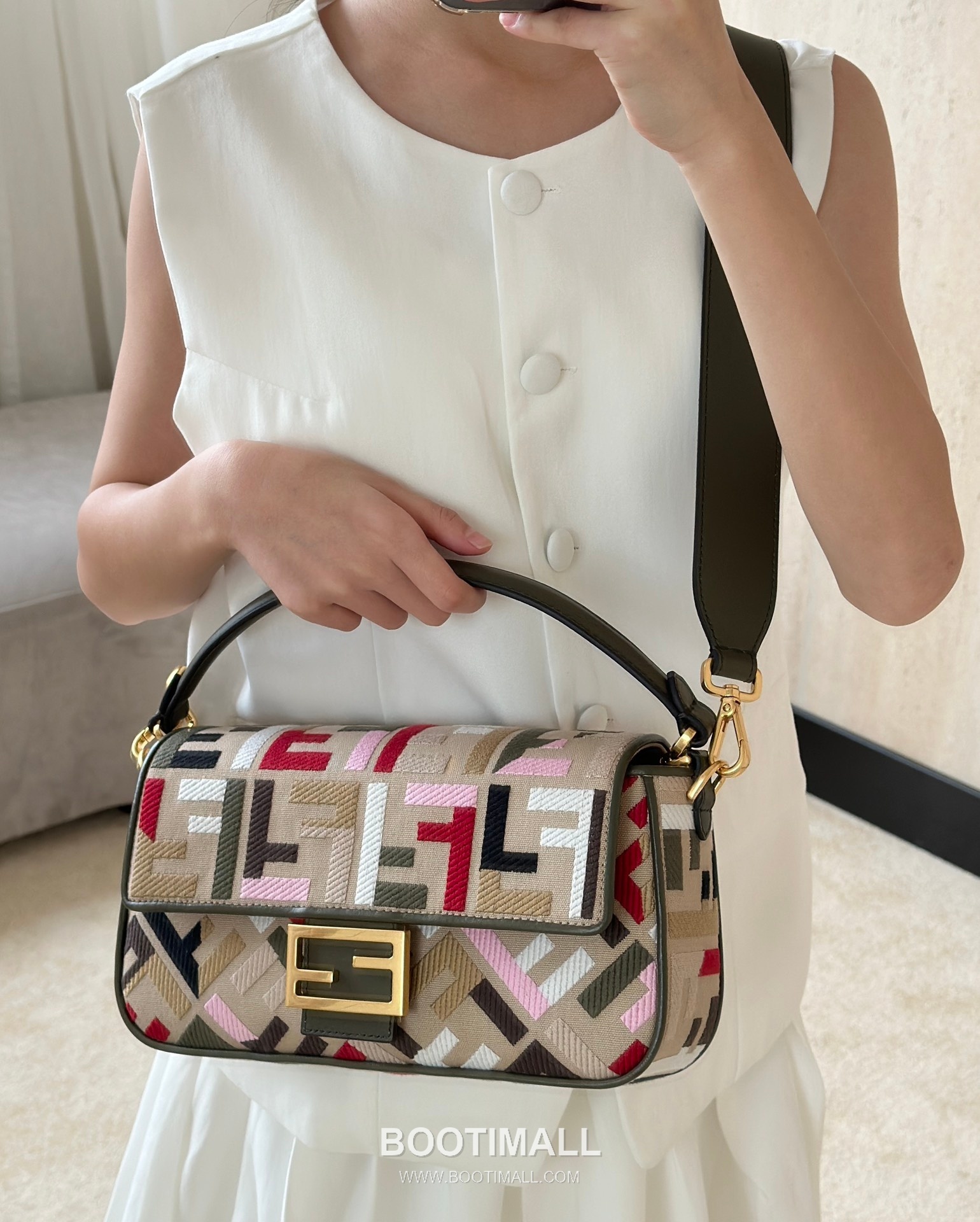 Fendi Baguette FF Embroidered Canvas Shoulder Bag 펜디 바게트 FF 자수 캔버스 숄더백 0159BM 27cm 1