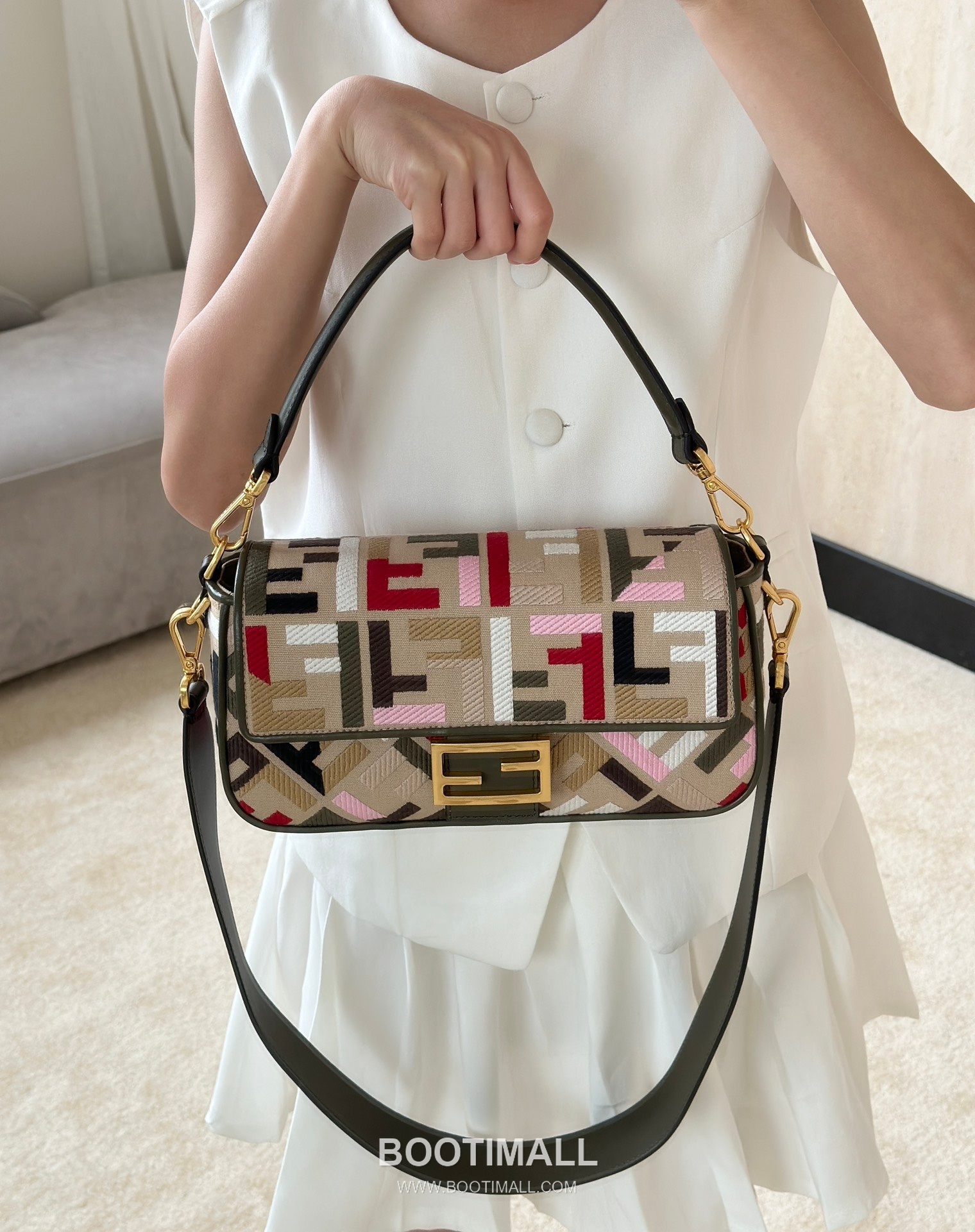 Fendi Baguette FF Embroidered Canvas Shoulder Bag 펜디 바게트 FF 자수 캔버스 숄더백 0159BM 27cm 3