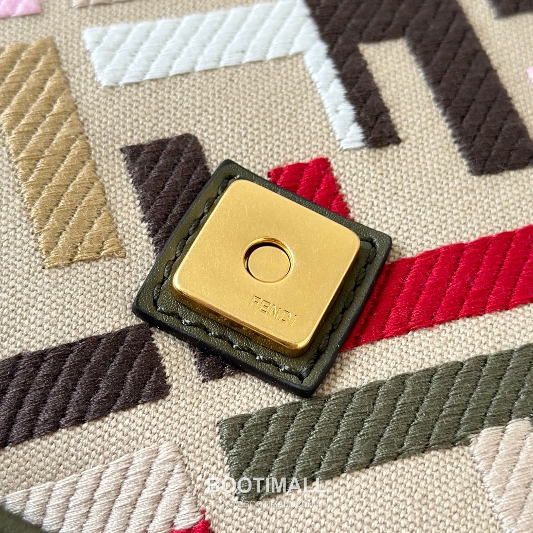 Fendi Baguette FF Embroidered Canvas Shoulder Bag 펜디 바게트 FF 자수 캔버스 숄더백 0159BM 27cm 10