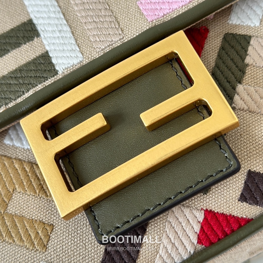 Fendi Baguette FF Embroidered Canvas Shoulder Bag 펜디 바게트 FF 자수 캔버스 숄더백 0159BM 27cm 13