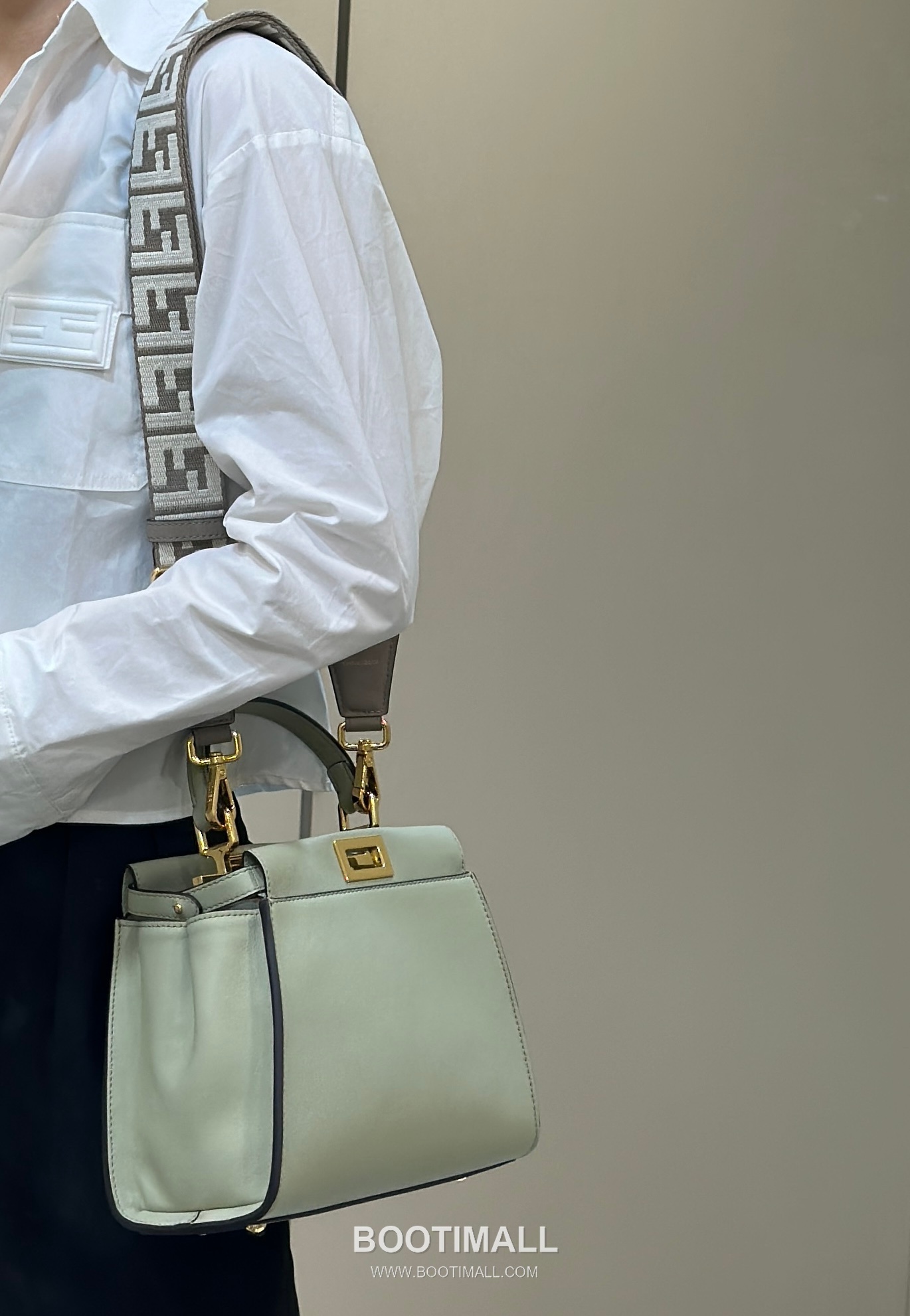 Fendi Peekaboo Classic FF Lining Calfskin Top Handle Bag 펜디 피카부 클래식 FF 안감 카프스킨 탑핸들백 23cm 3