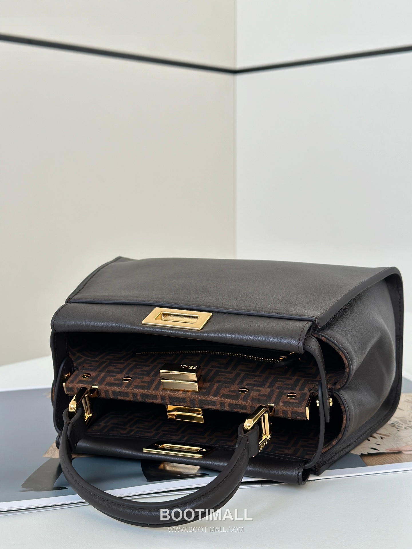 Fendi Peekaboo Classic FF Suede Lining Calfskin Brown Top Handle Bag 펜디 피카부 클래식 FF 스웨이드 안감 카프스킨 브라운 탑핸들백 23cm 15