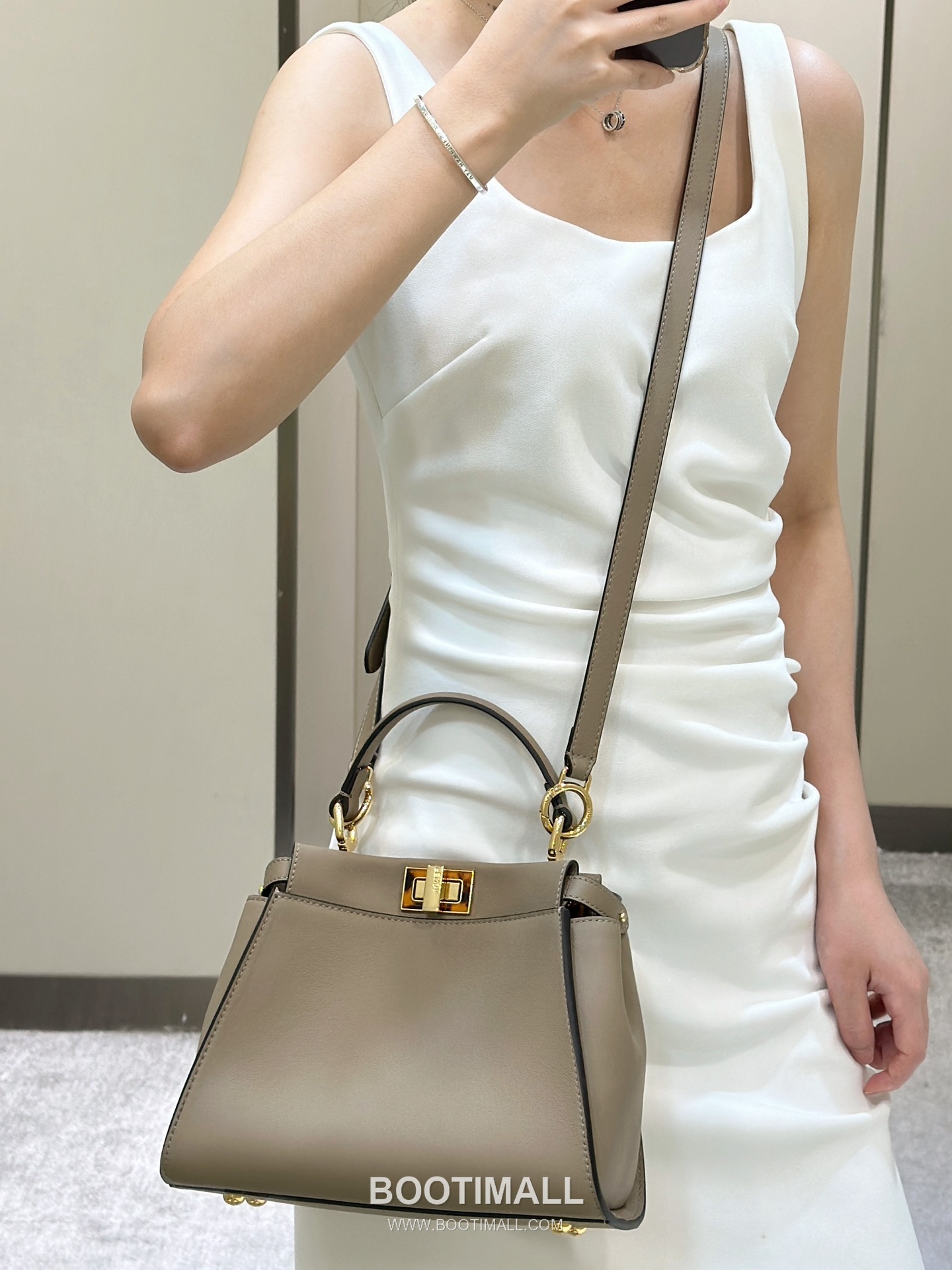 Fendi Peekaboo Classic Tortoiseshell Cowhide Dove Grey Top Handle Bag 펜디 피카부 클래식 토터스쉘 소가죽 도브 그레이 탑핸들백 23cm 2