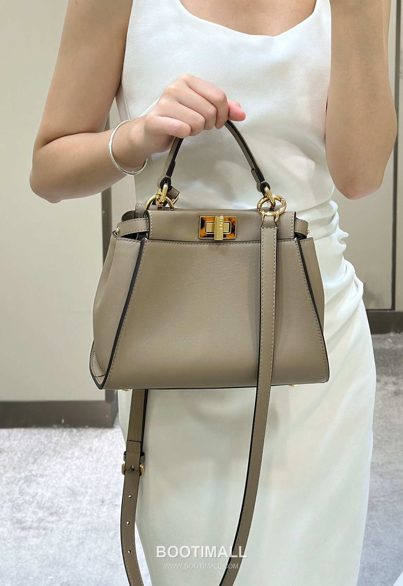 Fendi Peekaboo Classic Tortoiseshell Cowhide Dove Grey Top Handle Bag 펜디 피카부 클래식 토터스쉘 소가죽 도브 그레이 탑핸들백 23cm 3