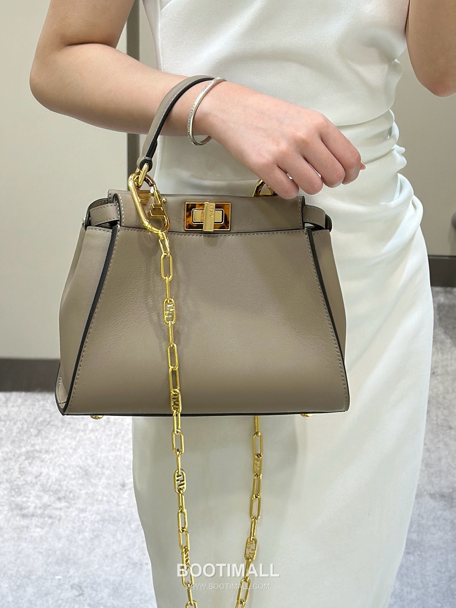Fendi Peekaboo Classic Tortoiseshell Cowhide Dove Grey Top Handle Bag 펜디 피카부 클래식 토터스쉘 소가죽 도브 그레이 탑핸들백 23cm 4