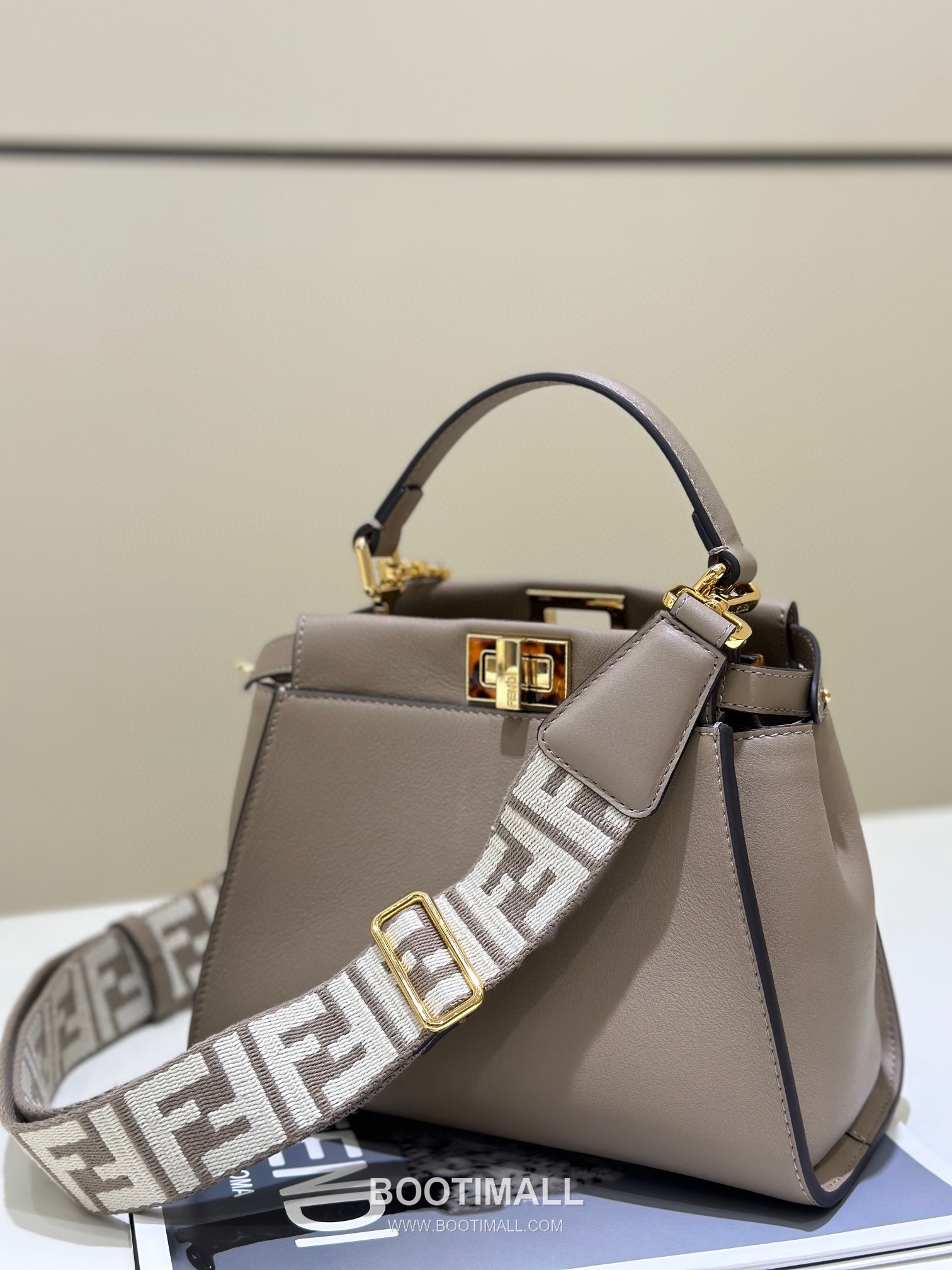 Fendi Peekaboo Classic Tortoiseshell Cowhide Dove Grey Top Handle Bag 펜디 피카부 클래식 토터스쉘 소가죽 도브 그레이 탑핸들백 23cm 9