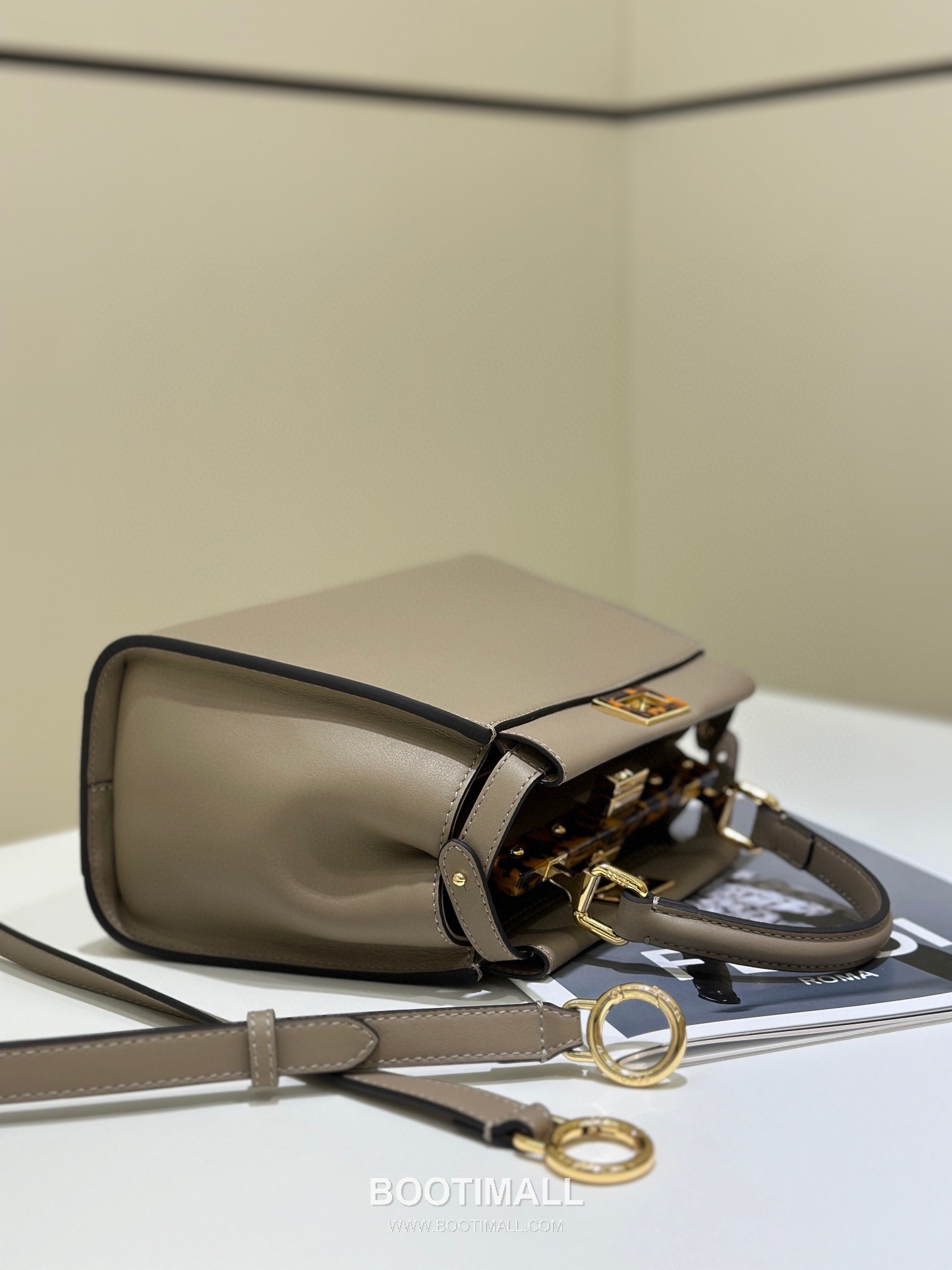 Fendi Peekaboo Classic Tortoiseshell Cowhide Dove Grey Top Handle Bag 펜디 피카부 클래식 토터스쉘 소가죽 도브 그레이 탑핸들백 23cm 10