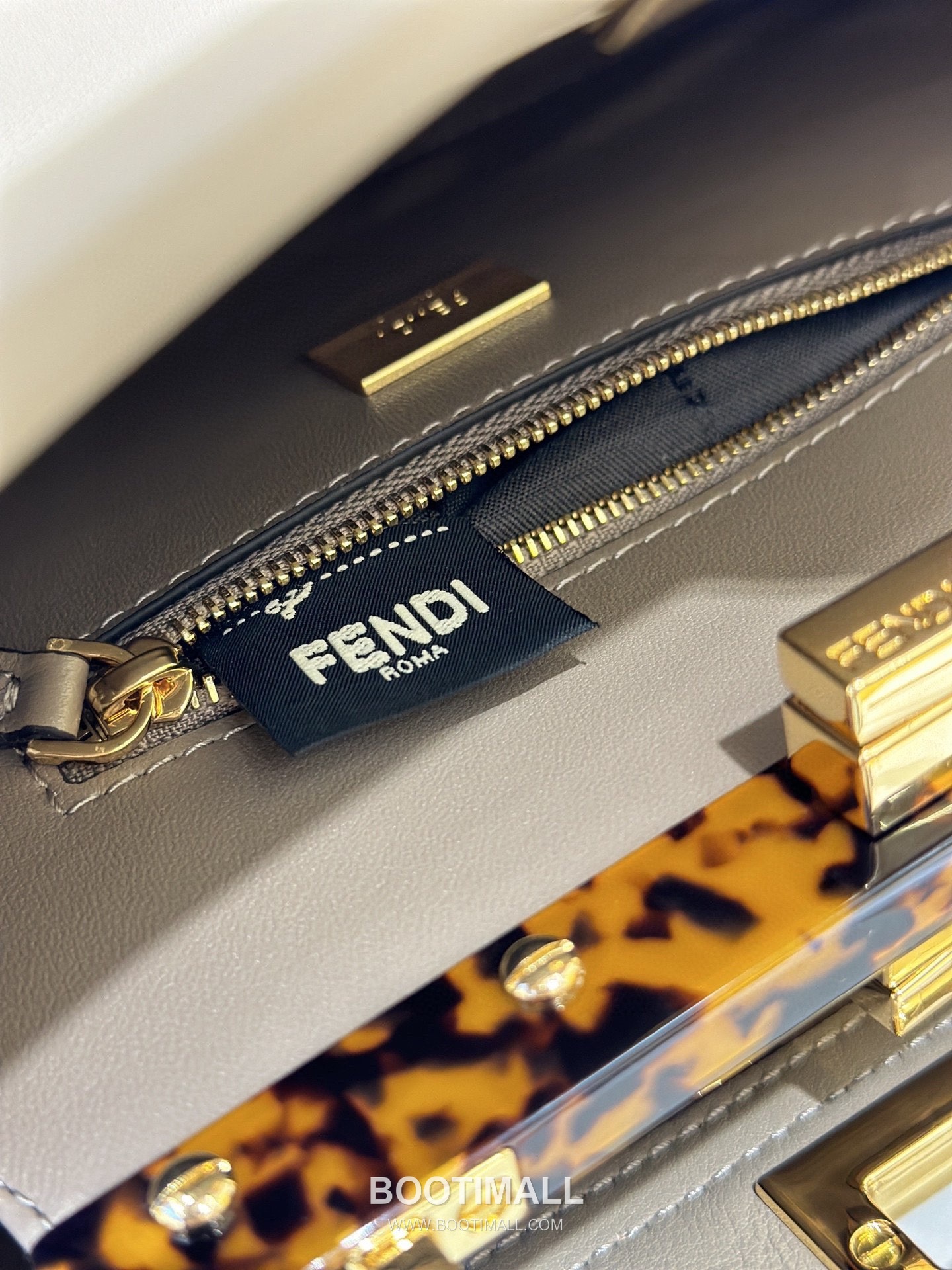 Fendi Peekaboo Classic Tortoiseshell Cowhide Dove Grey Top Handle Bag 펜디 피카부 클래식 토터스쉘 소가죽 도브 그레이 탑핸들백 23cm 15