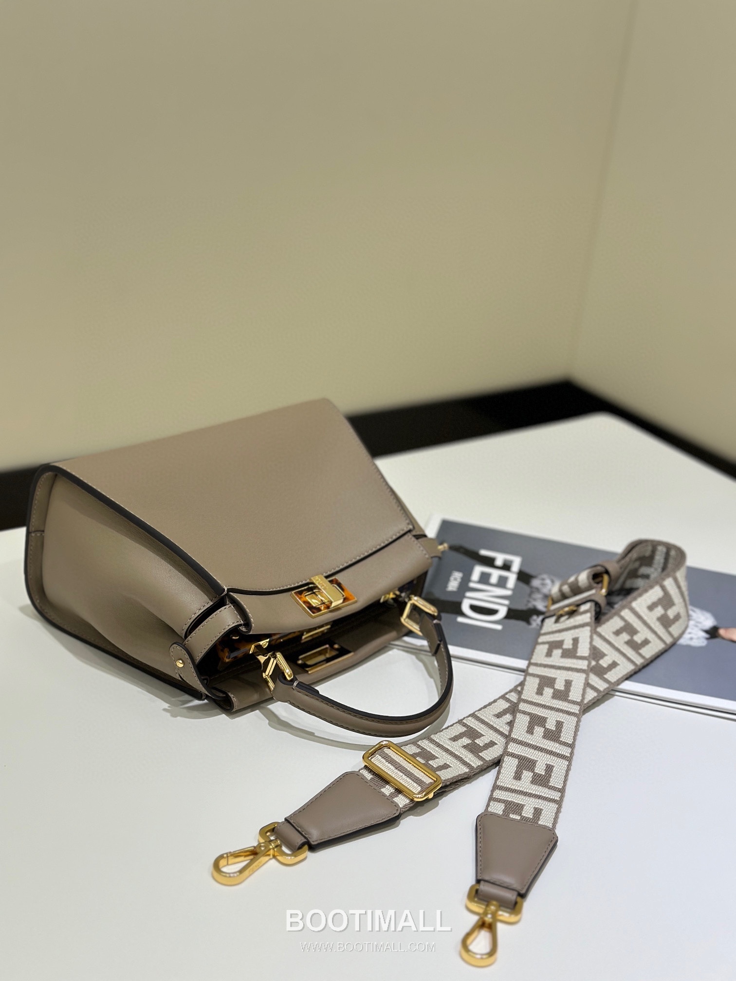 Fendi Peekaboo Classic Tortoiseshell Cowhide Dove Grey Top Handle Bag 펜디 피카부 클래식 토터스쉘 소가죽 도브 그레이 탑핸들백 23cm 17