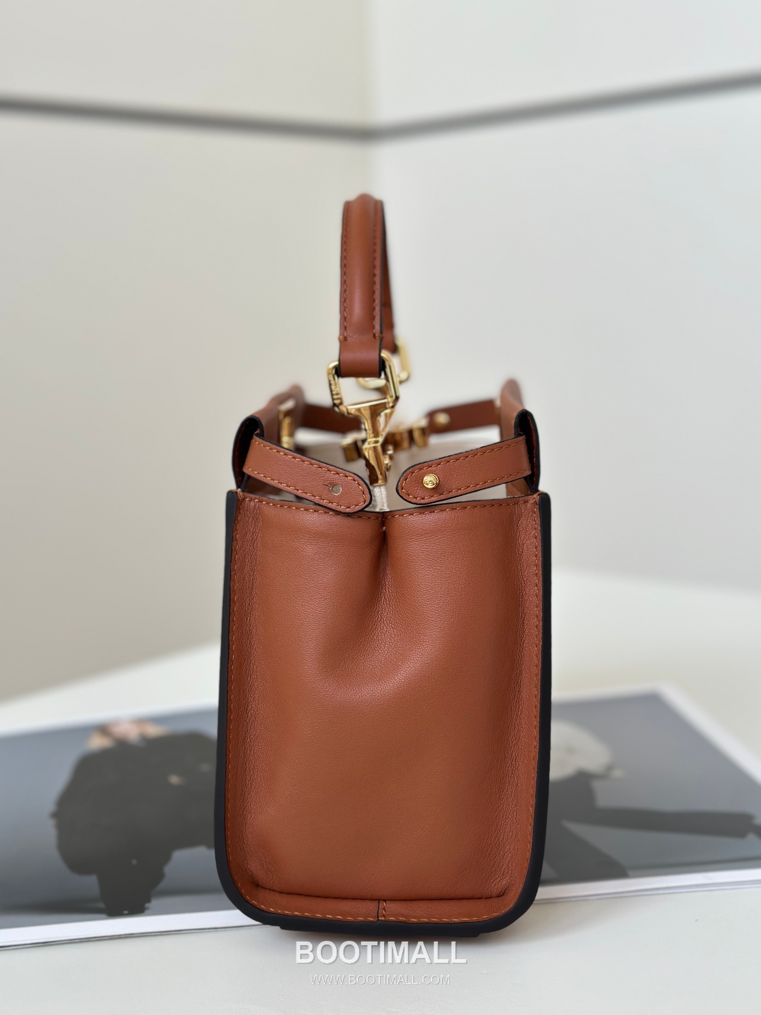 Fendi Peekaboo Classic FF Lining Calfskin Caramel Top Handle Bag 펜디 피카부 클래식 FF 안감 카프스킨 카라멜 탑핸들백 23cm 6