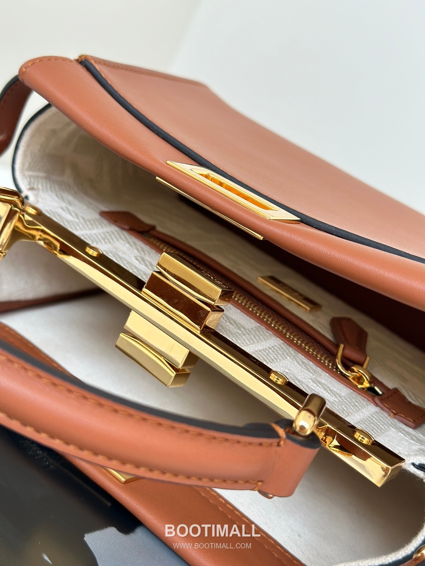 Fendi Peekaboo Classic FF Lining Calfskin Caramel Top Handle Bag 펜디 피카부 클래식 FF 안감 카프스킨 카라멜 탑핸들백 23cm 9