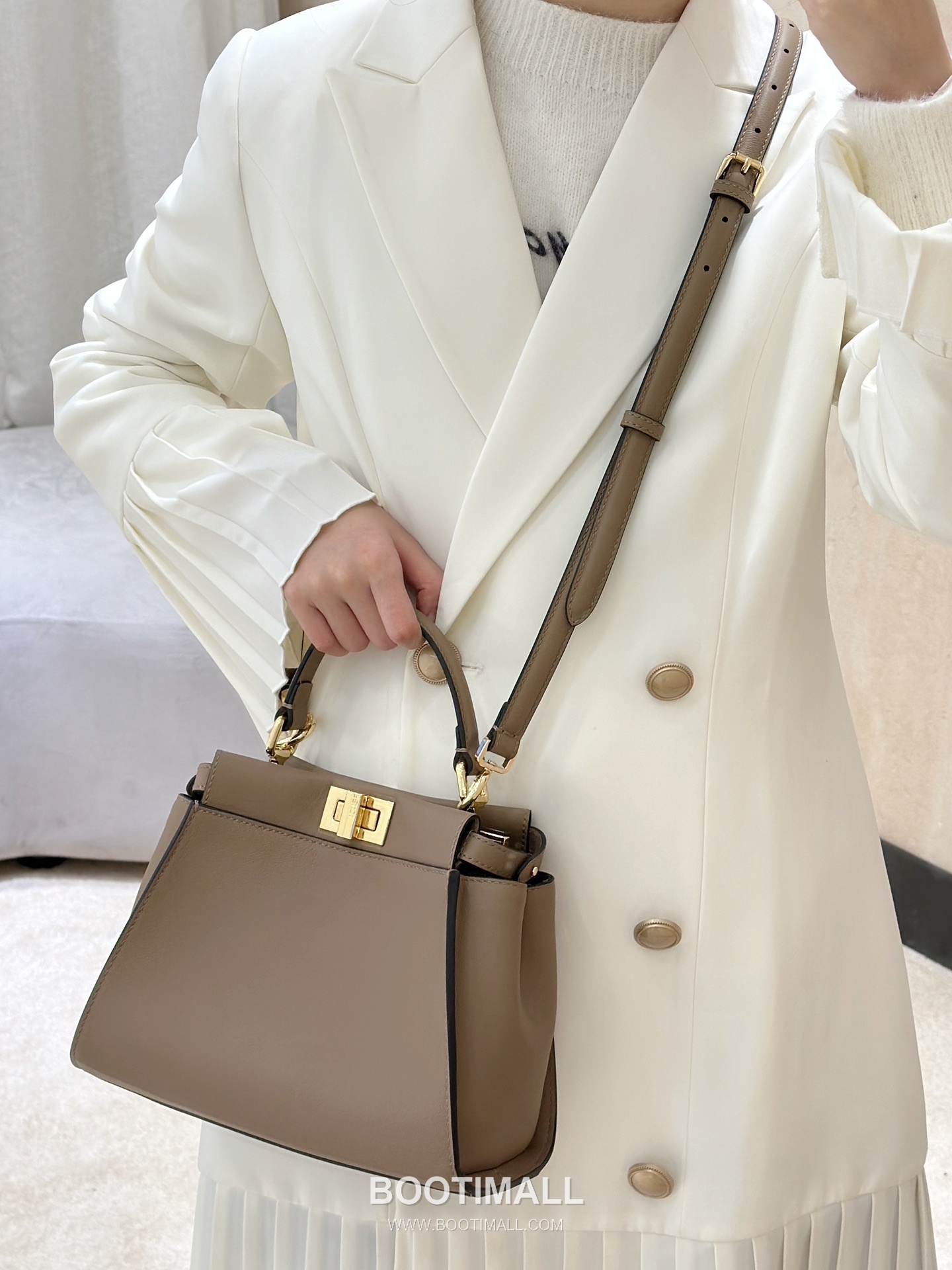 Fendi Peekaboo Leather Top Handle Bag 펜디 피카부 가죽 탑핸들백 23cm 2