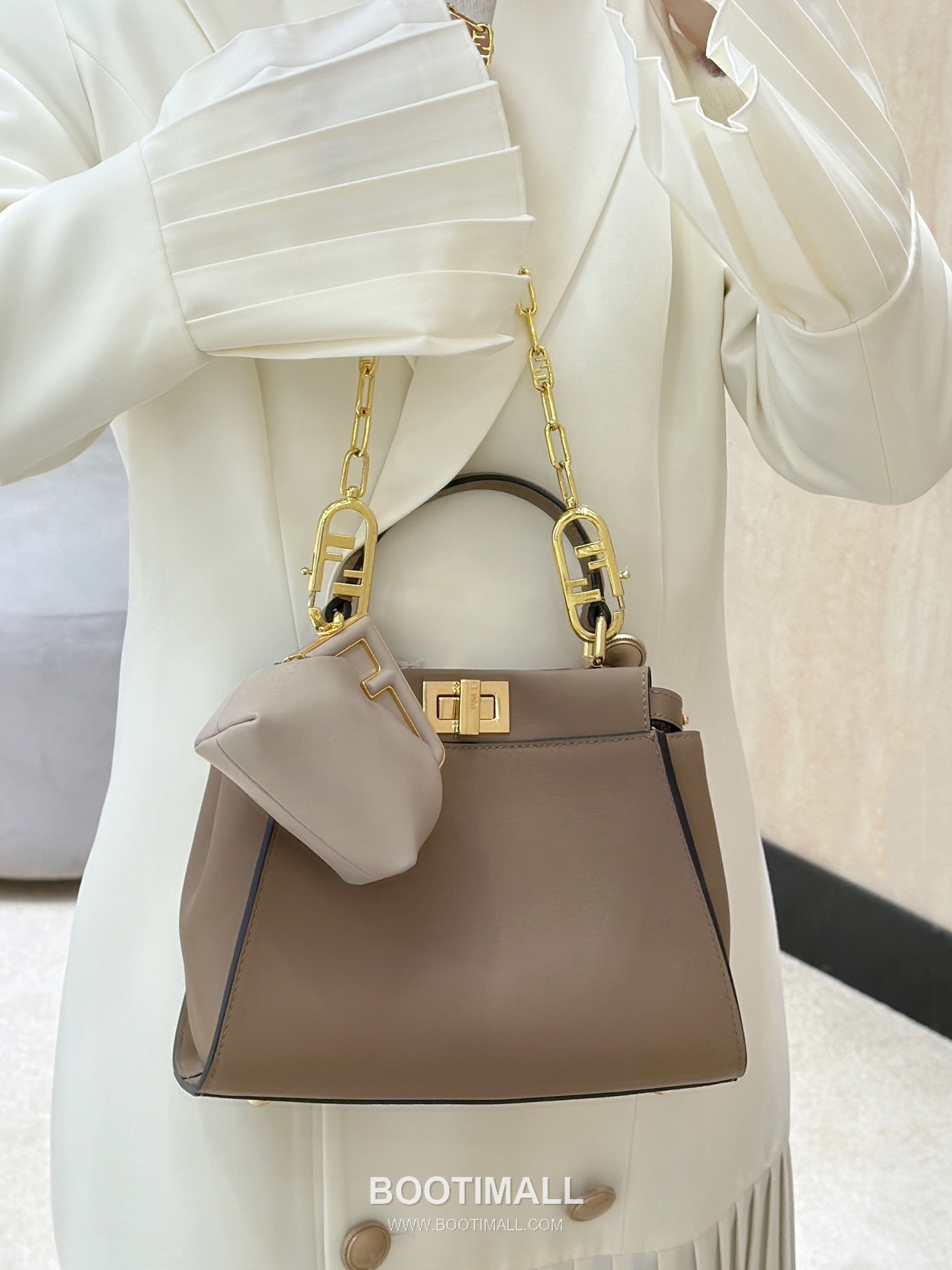 Fendi Peekaboo Leather Top Handle Bag 펜디 피카부 가죽 탑핸들백 23cm 3