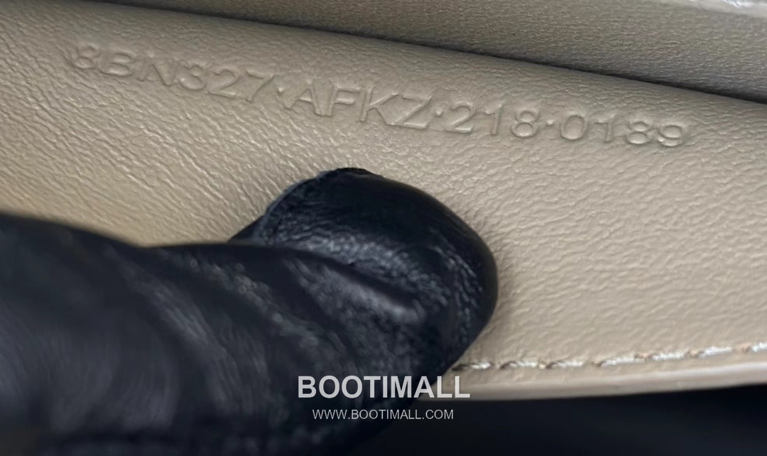 Fendi Peekaboo ISeeU Ostrich Leather Top Handle Bag 펜디 피카부 아이씨유 오스트리치 가죽 탑핸들백 27cm 10