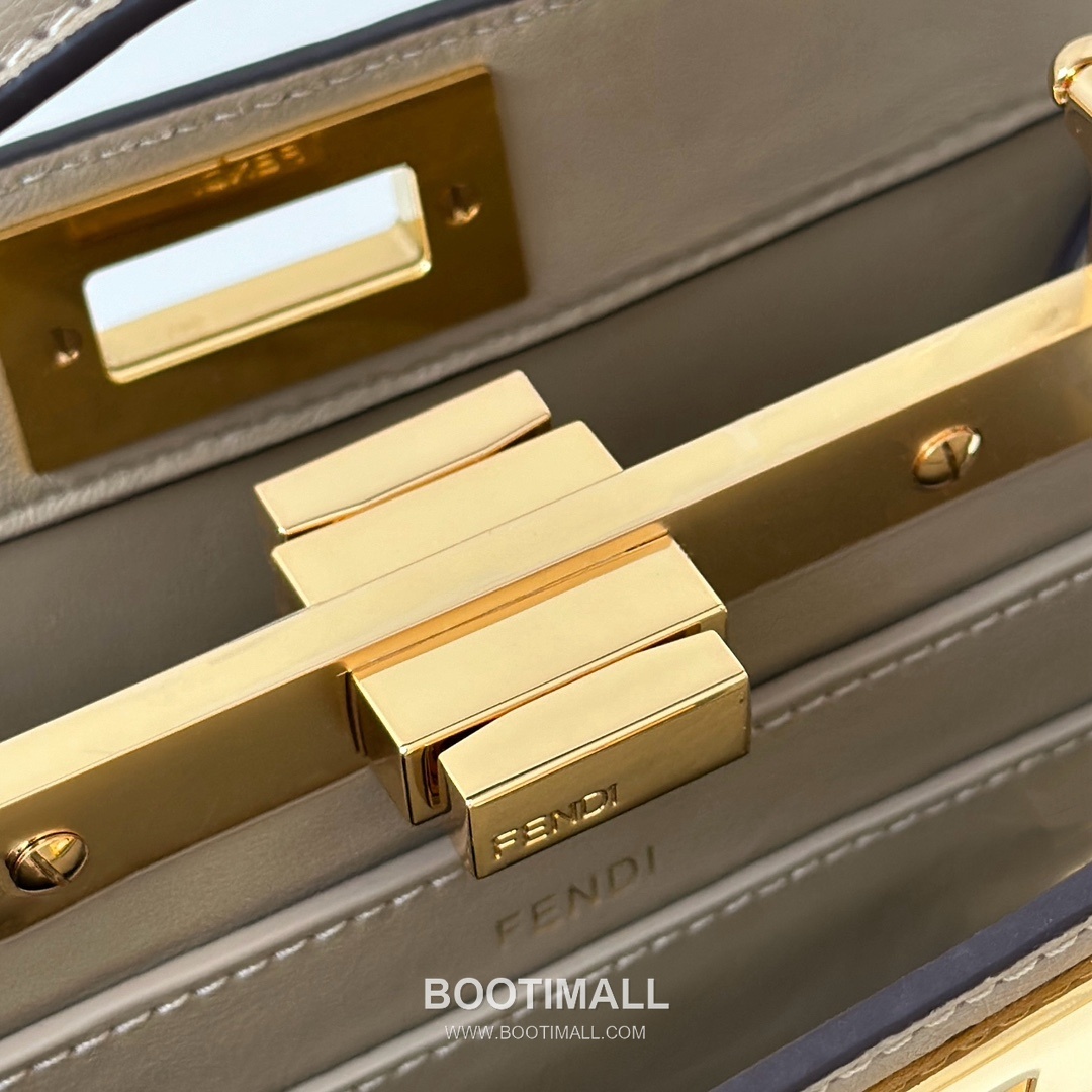 Fendi Peekaboo ISeeU Ostrich Leather Top Handle Bag 펜디 피카부 아이씨유 오스트리치 가죽 탑핸들백 27cm 11