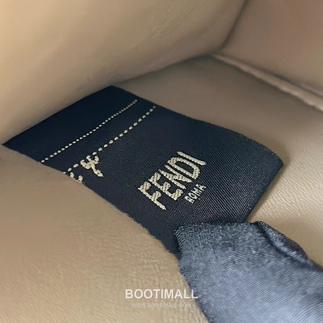 Fendi Peekaboo ISeeU Ostrich Leather Top Handle Bag 펜디 피카부 아이씨유 오스트리치 가죽 탑핸들백 27cm 12