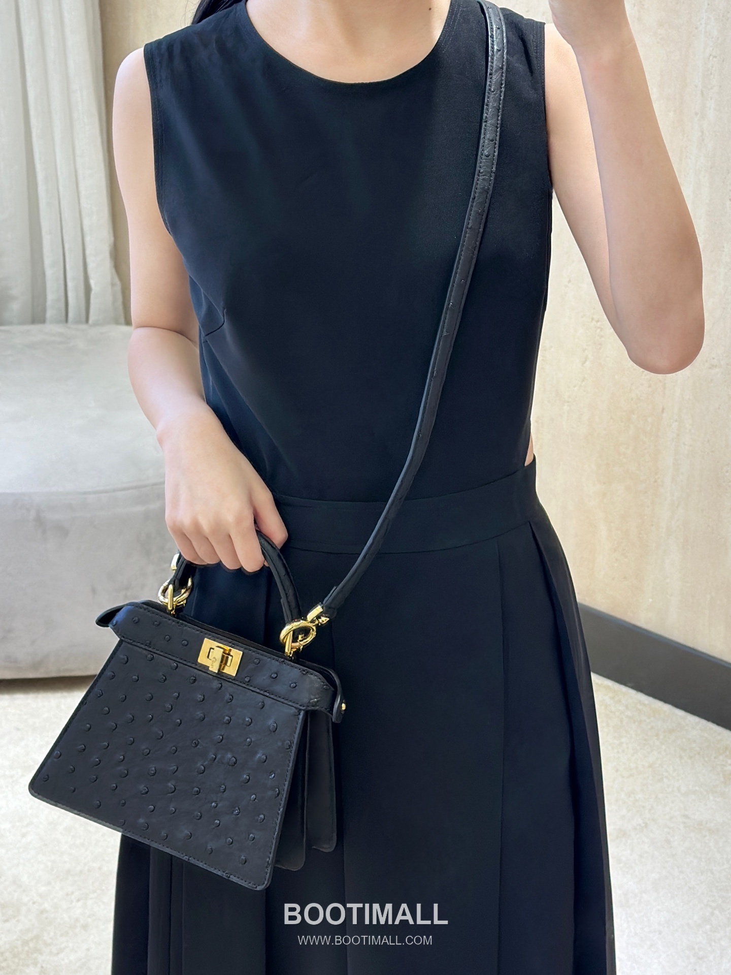 Fendi Peekaboo ISeeU Petite Ostrich Leather Top Handle Bag 펜디 피카부 아이씨유 쁘띠 오스트리치 레더 탑핸들백 20cm 1