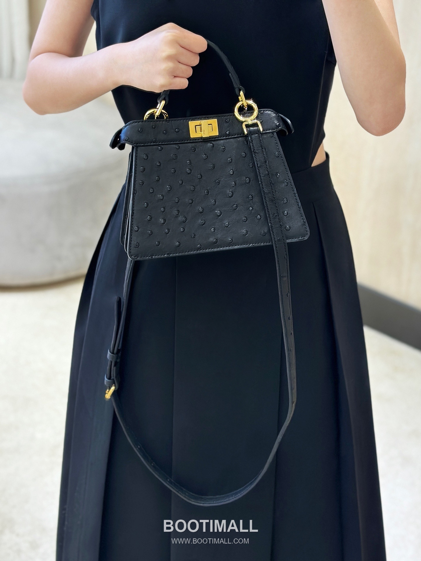Fendi Peekaboo ISeeU Petite Ostrich Leather Top Handle Bag 펜디 피카부 아이씨유 쁘띠 오스트리치 레더 탑핸들백 20cm 2
