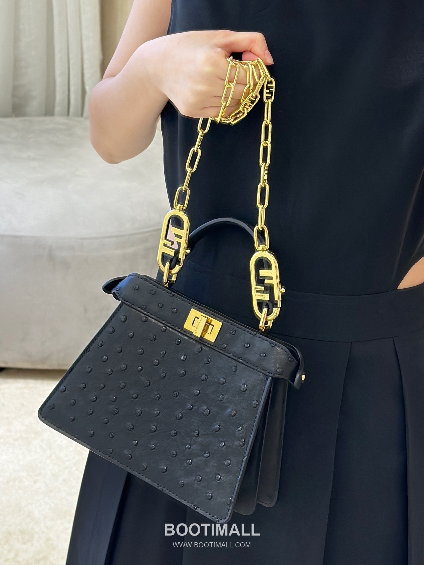 Fendi Peekaboo ISeeU Petite Ostrich Leather Top Handle Bag 펜디 피카부 아이씨유 쁘띠 오스트리치 레더 탑핸들백 20cm 3