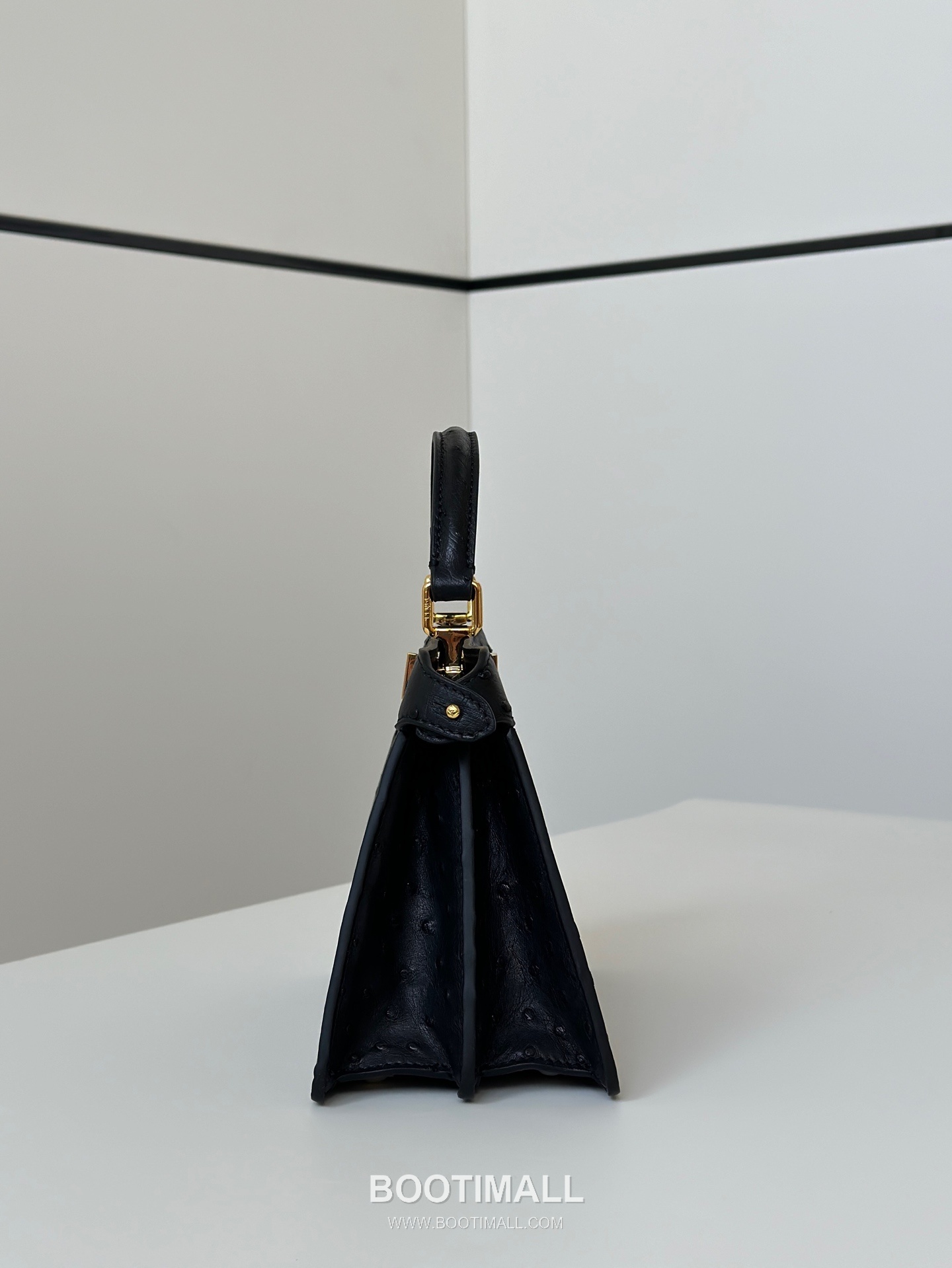 Fendi Peekaboo ISeeU Petite Ostrich Leather Top Handle Bag 펜디 피카부 아이씨유 쁘띠 오스트리치 레더 탑핸들백 20cm 8