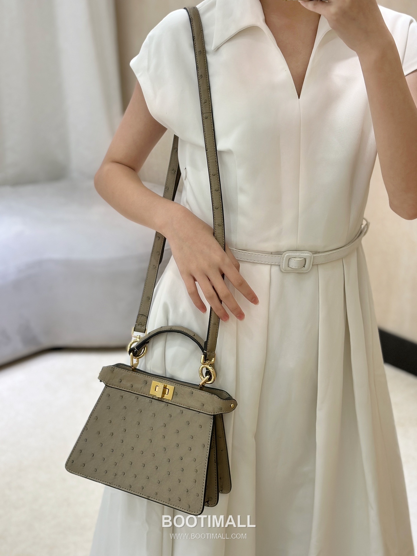 Fendi Peekaboo ISeeU Petite Ostrich Leather Top Handle Bag 펜디 피카부 아이씨유 쁘띠 오스트리치 레더 탑핸들백 20cm 2