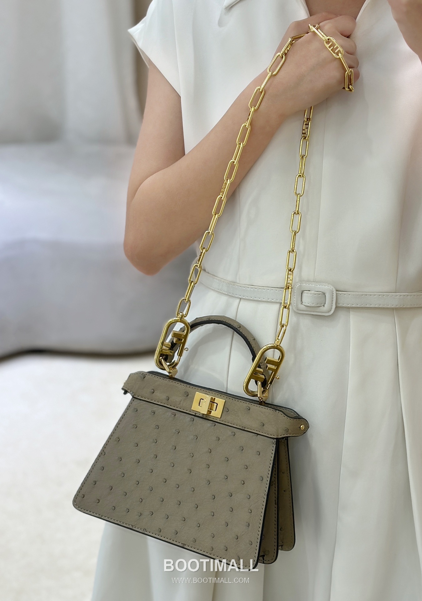 Fendi Peekaboo ISeeU Petite Ostrich Leather Top Handle Bag 펜디 피카부 아이씨유 쁘띠 오스트리치 레더 탑핸들백 20cm 3