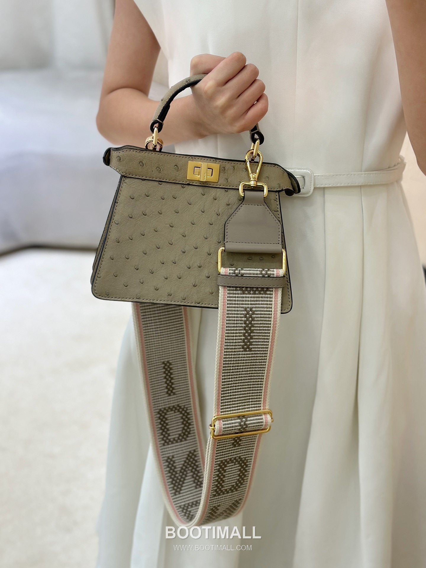 Fendi Peekaboo ISeeU Petite Ostrich Leather Top Handle Bag 펜디 피카부 아이씨유 쁘띠 오스트리치 레더 탑핸들백 20cm 4