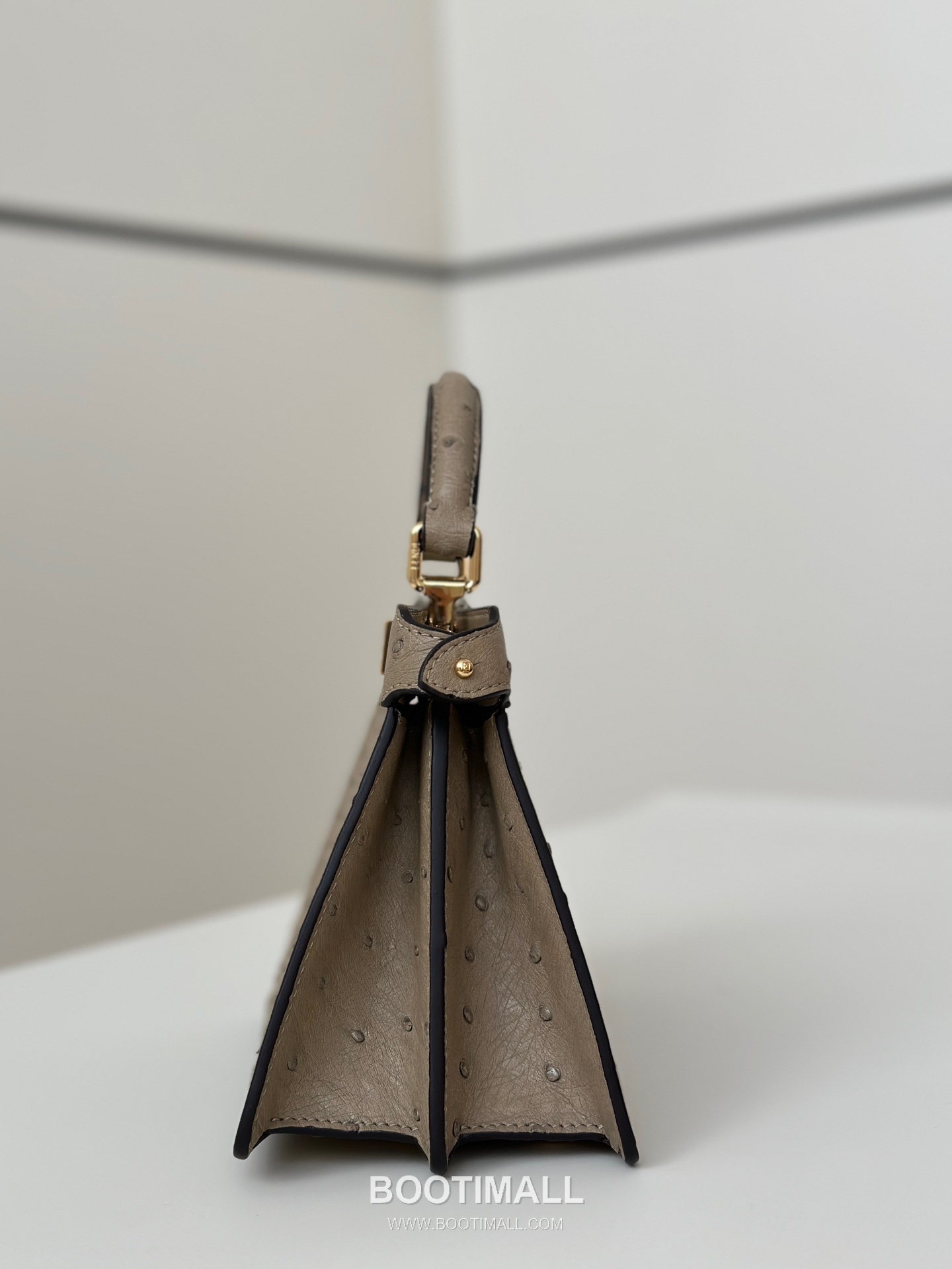 Fendi Peekaboo ISeeU Petite Ostrich Leather Top Handle Bag 펜디 피카부 아이씨유 쁘띠 오스트리치 레더 탑핸들백 20cm 6