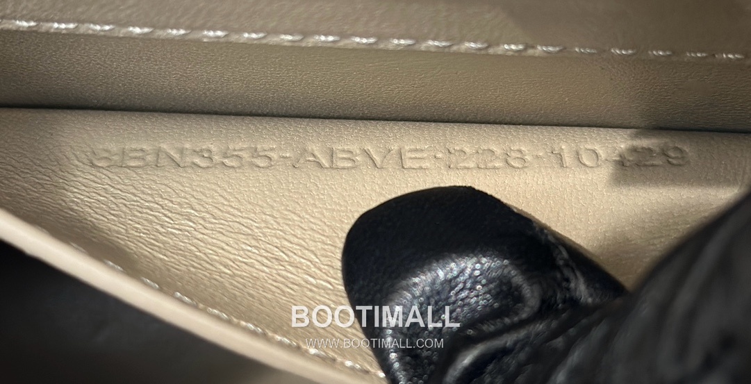 Fendi Peekaboo ISeeU Petite Ostrich Leather Top Handle Bag 펜디 피카부 아이씨유 쁘띠 오스트리치 레더 탑핸들백 20cm 9