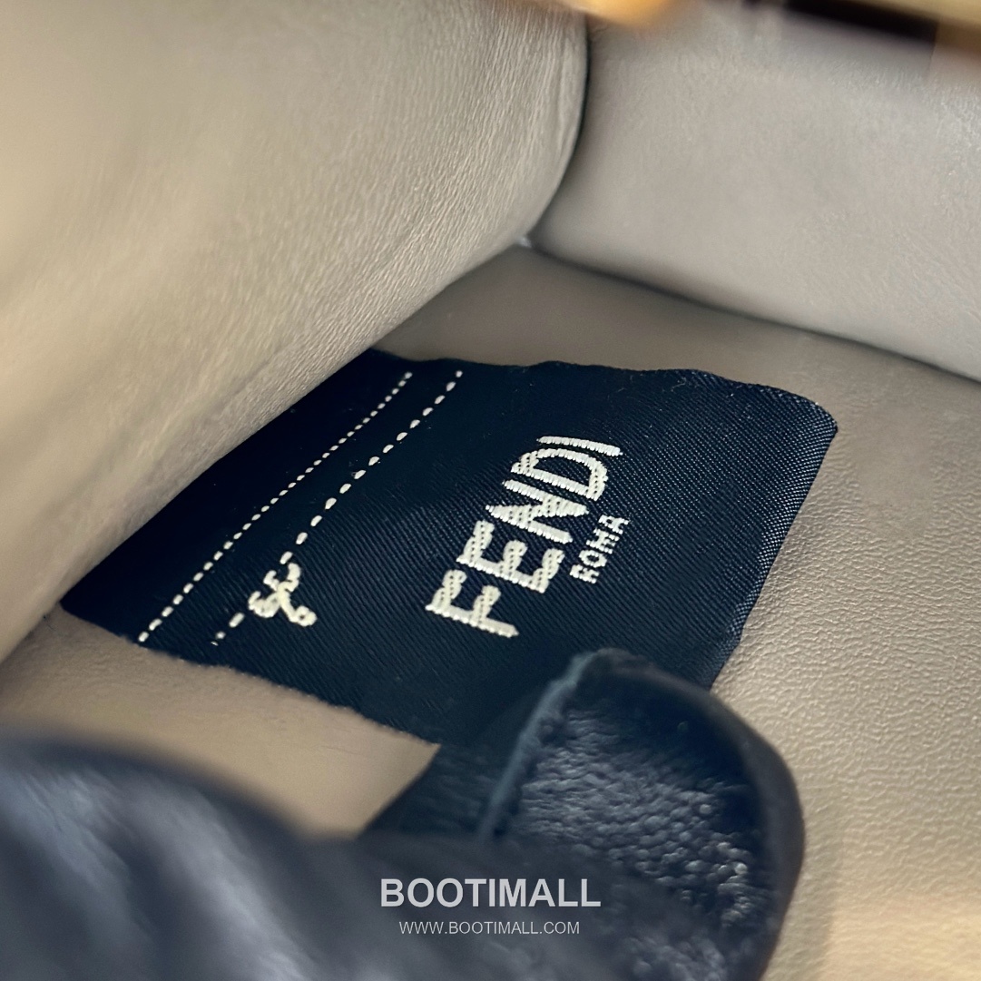 Fendi Peekaboo ISeeU Petite Ostrich Leather Top Handle Bag 펜디 피카부 아이씨유 쁘띠 오스트리치 레더 탑핸들백 20cm 11