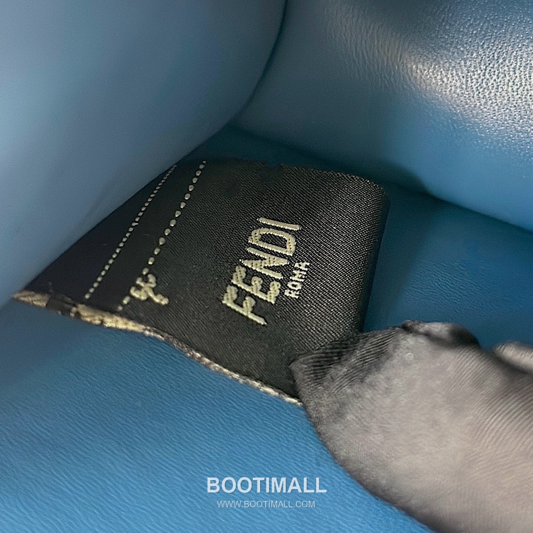 Fendi Peekaboo ISeeU Petite Ostrich Leather Top Handle Bag 펜디 피카부 아이씨유 쁘띠 오스트리치 레더 탑핸들백 20cm 13