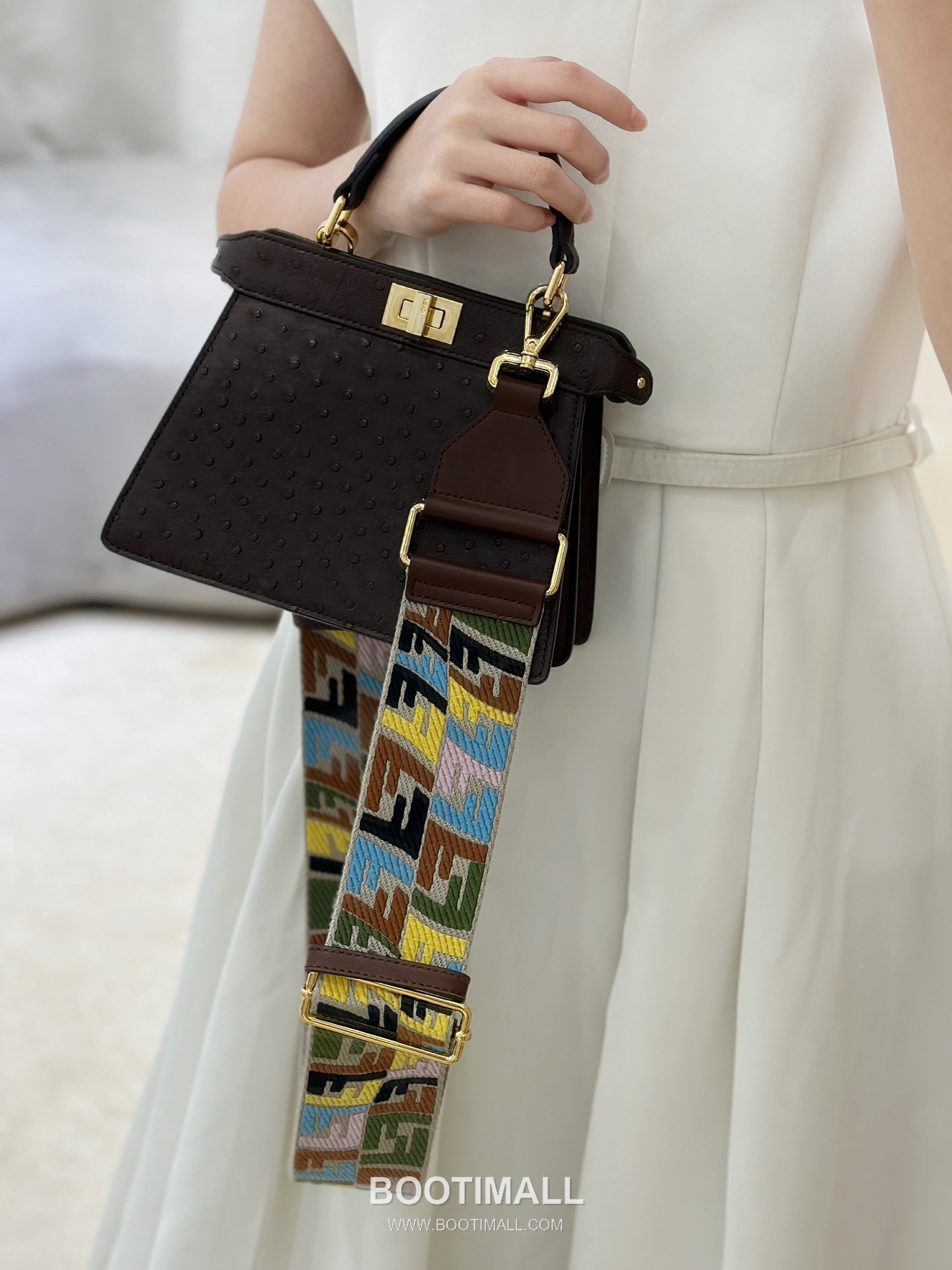 Fendi Peekaboo ISeeU Petite Ostrich Leather Top Handle Bag 펜디 피카부 아이씨유 쁘띠 오스트리치 레더 탑핸들백 20cm 3