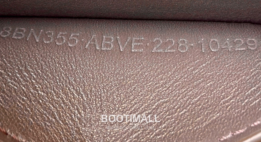 Fendi Peekaboo ISeeU Petite Ostrich Leather Top Handle Bag 펜디 피카부 아이씨유 쁘띠 오스트리치 레더 탑핸들백 20cm 12