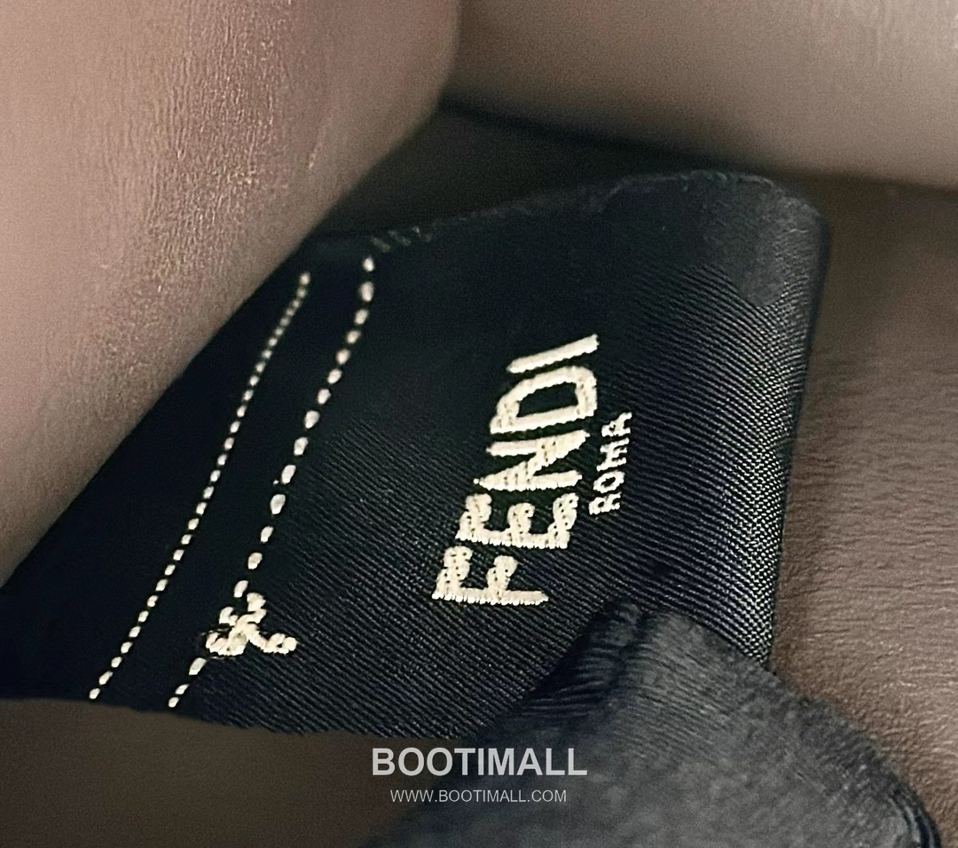 Fendi Peekaboo ISeeU Petite Ostrich Leather Top Handle Bag 펜디 피카부 아이씨유 쁘띠 오스트리치 레더 탑핸들백 20cm 13