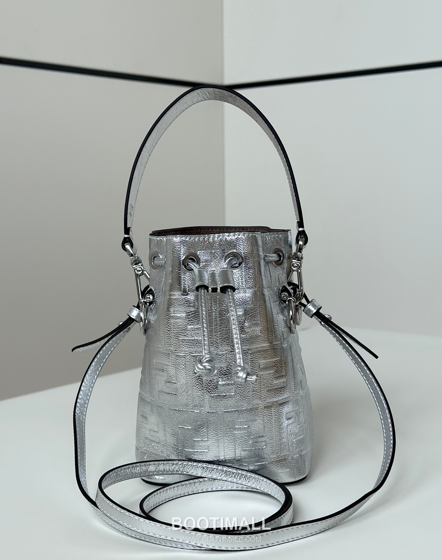 Fendi Mon Tresor FF Embossed Calfskin Bucket Bag 펜디 몽트레조르 FF 엠보스드 송아지가죽 버킷백 18cm 5