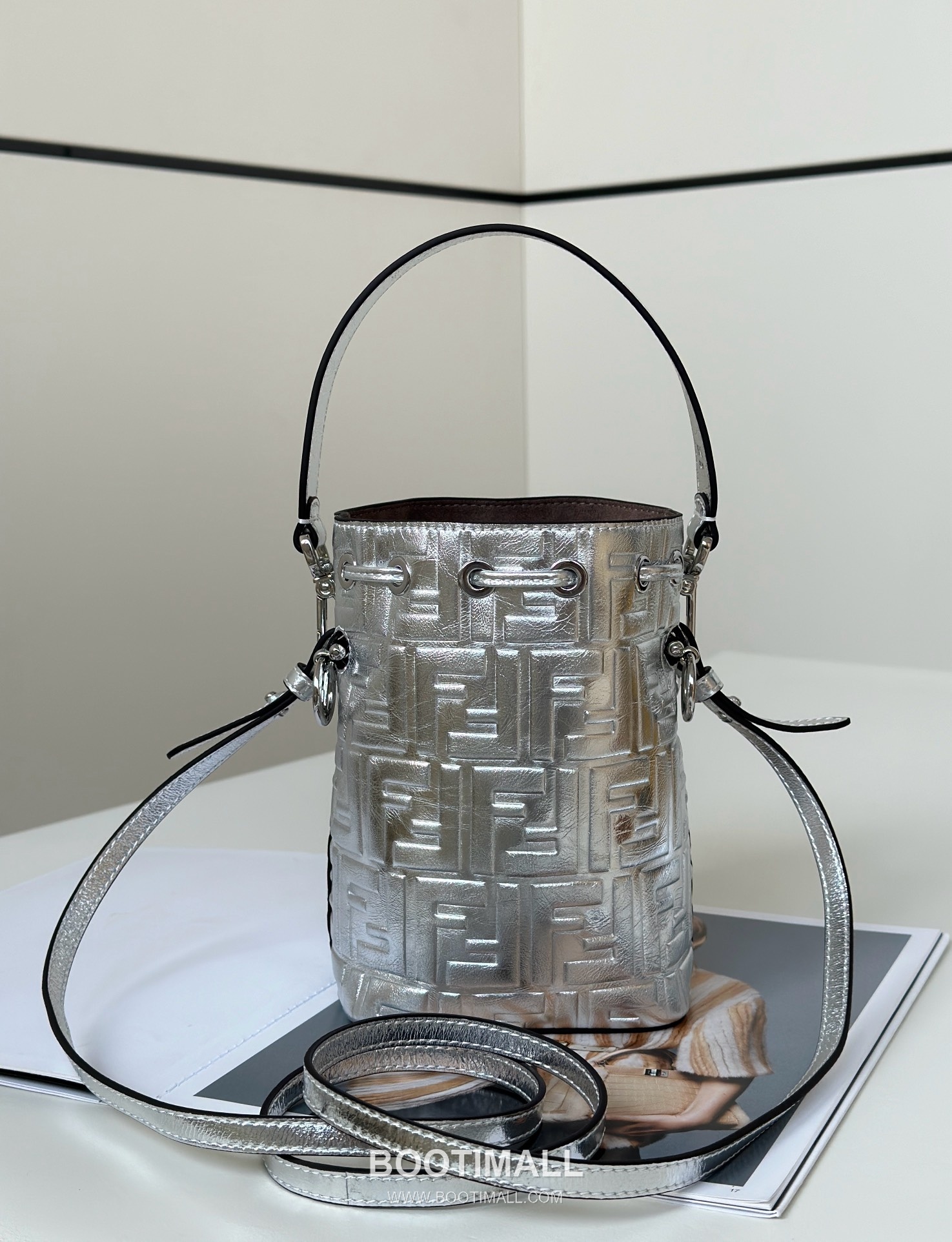 Fendi Mon Tresor FF Embossed Calfskin Bucket Bag 펜디 몽트레조르 FF 엠보스드 송아지가죽 버킷백 18cm 6