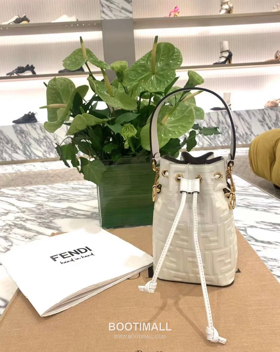 Fendi Mon Tresor FF Embossed Calfskin Bucket Bag 펜디 몽트레조르 FF 엠보스드 송아지가죽 버킷백 18cm 1