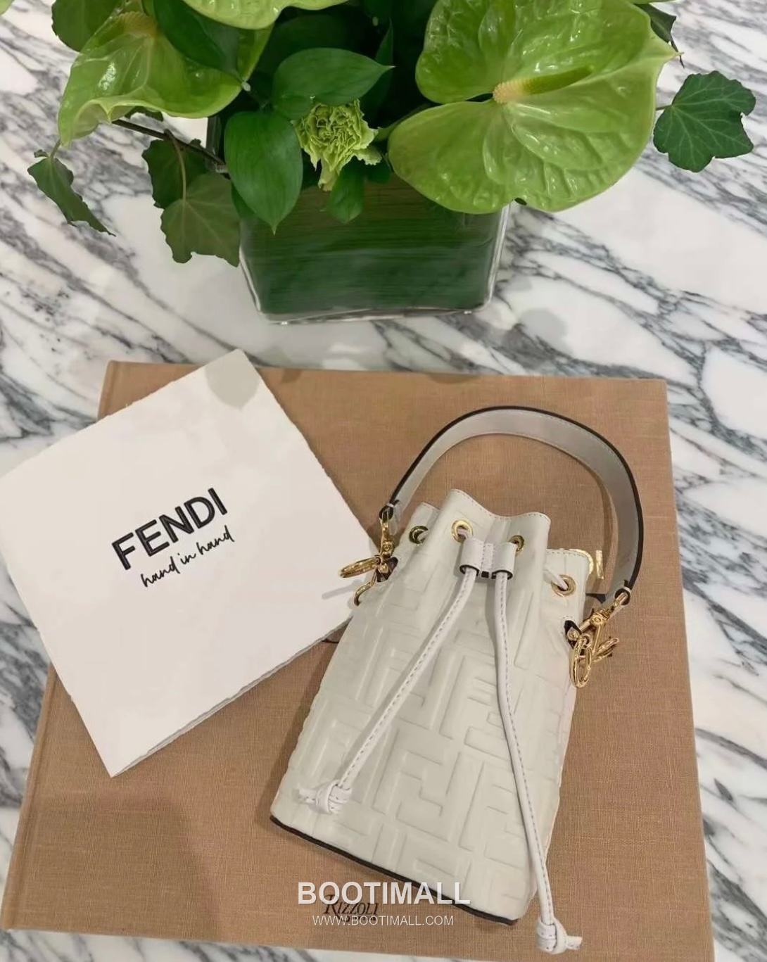 Fendi Mon Tresor FF Embossed Calfskin Bucket Bag 펜디 몽트레조르 FF 엠보스드 송아지가죽 버킷백 18cm 2