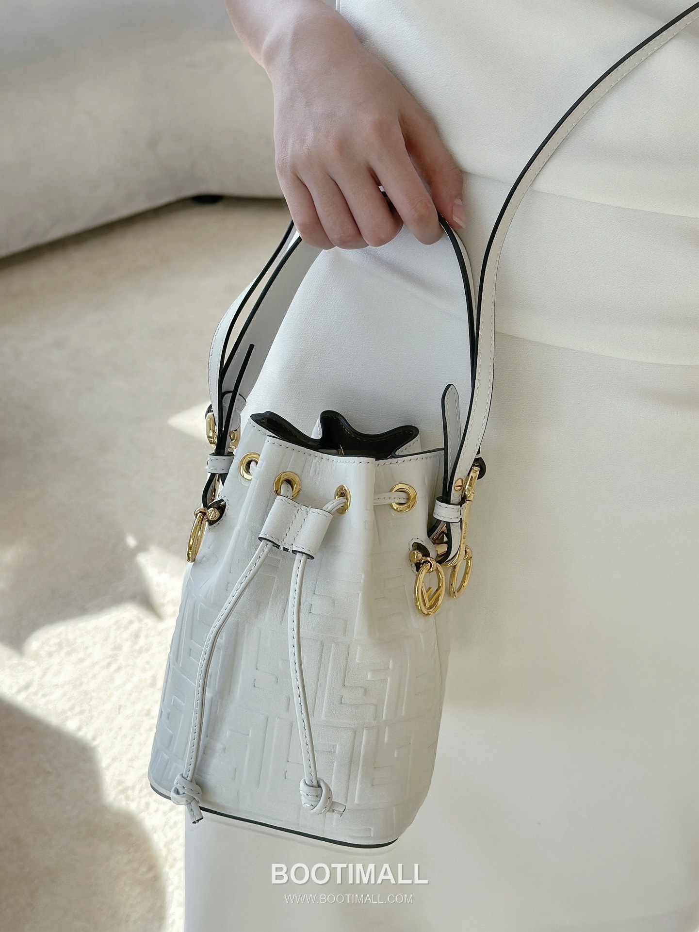 Fendi Mon Tresor FF Embossed Calfskin Bucket Bag 펜디 몽트레조르 FF 엠보스드 송아지가죽 버킷백 18cm 4
