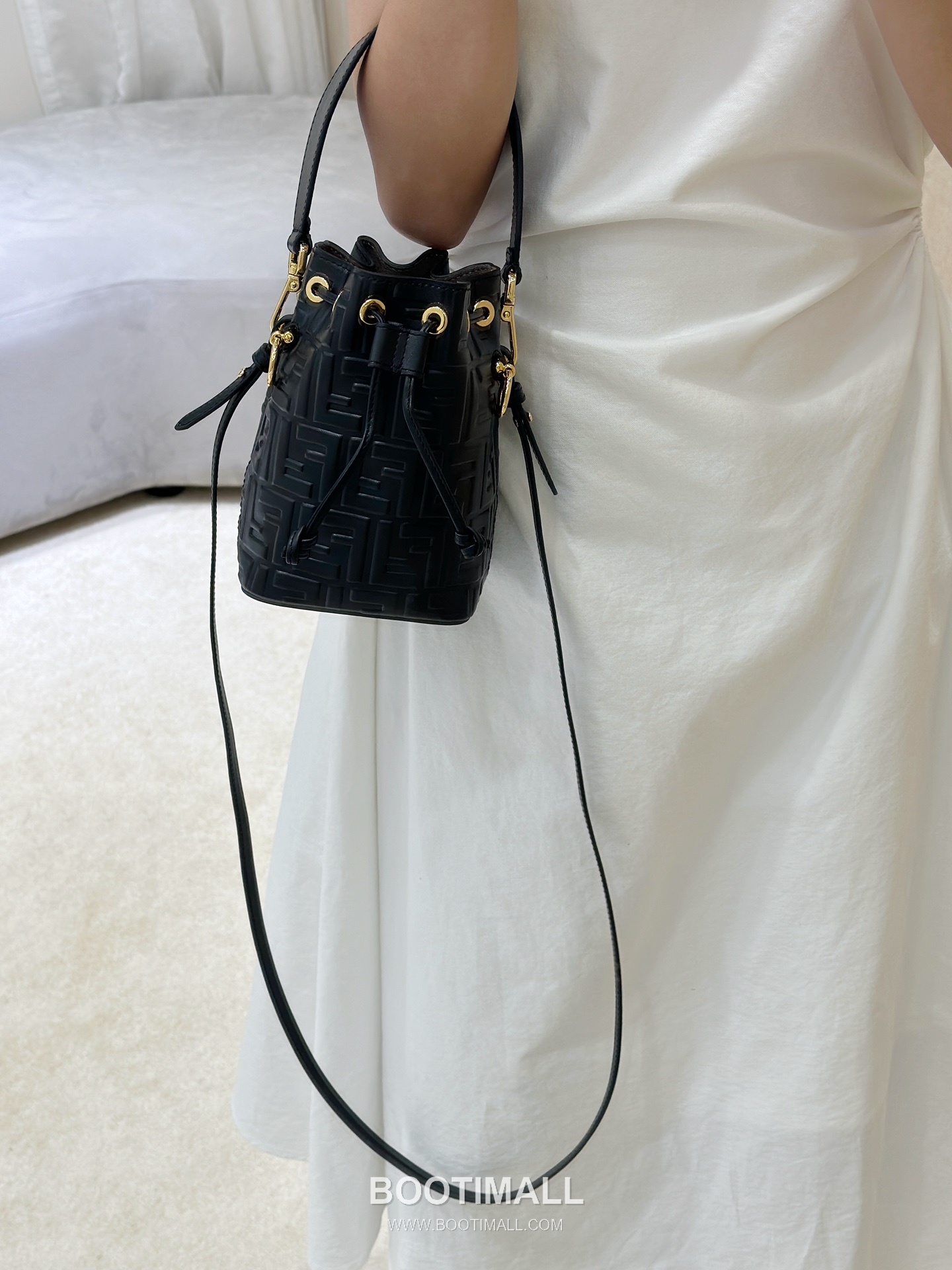 Fendi Mon Tresor FF Embossed Calfskin Bucket Bag 펜디 몽트레조르 FF 엠보스드 송아지가죽 버킷백 18cm 1