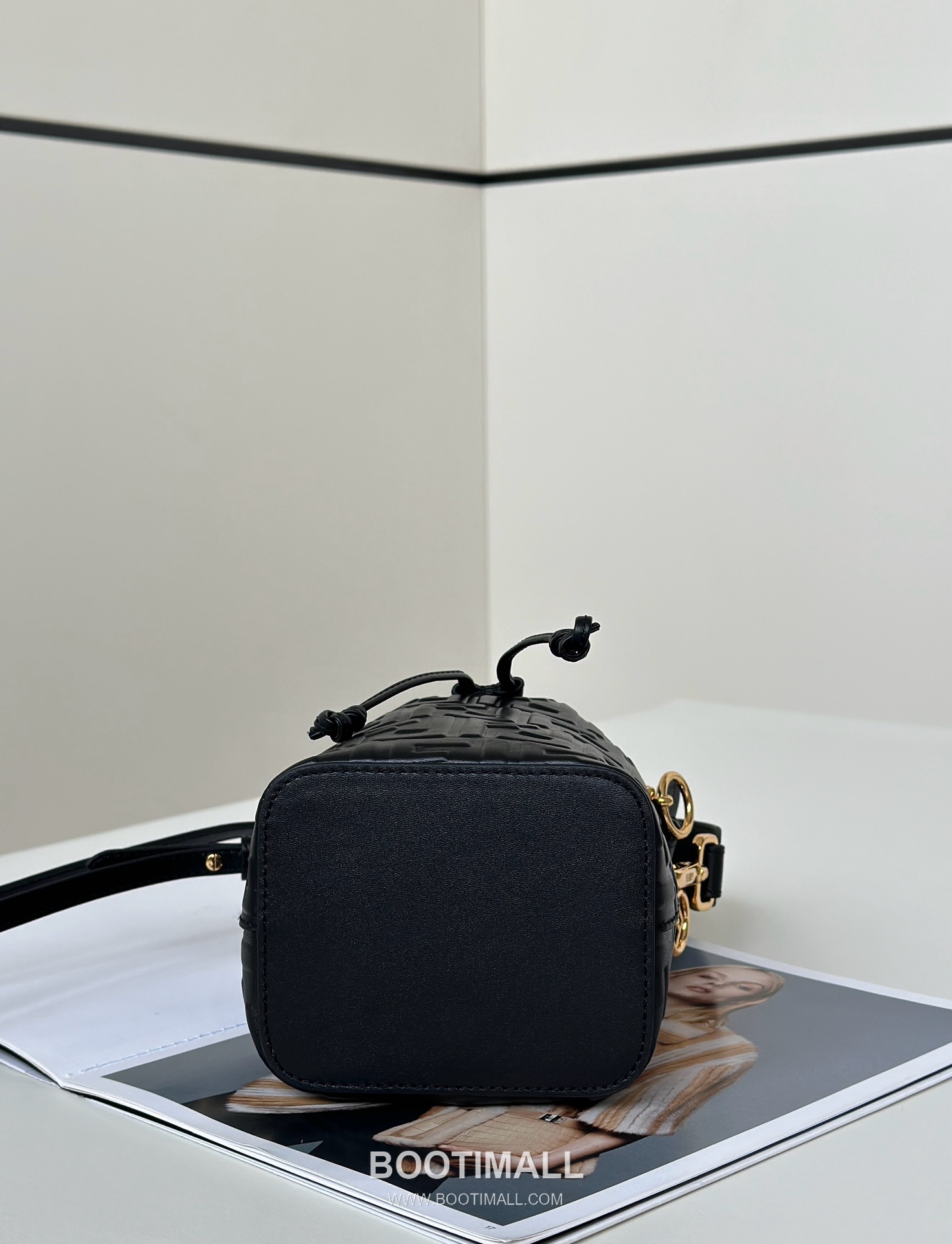 Fendi Mon Tresor FF Embossed Calfskin Bucket Bag 펜디 몽트레조르 FF 엠보스드 송아지가죽 버킷백 18cm 8