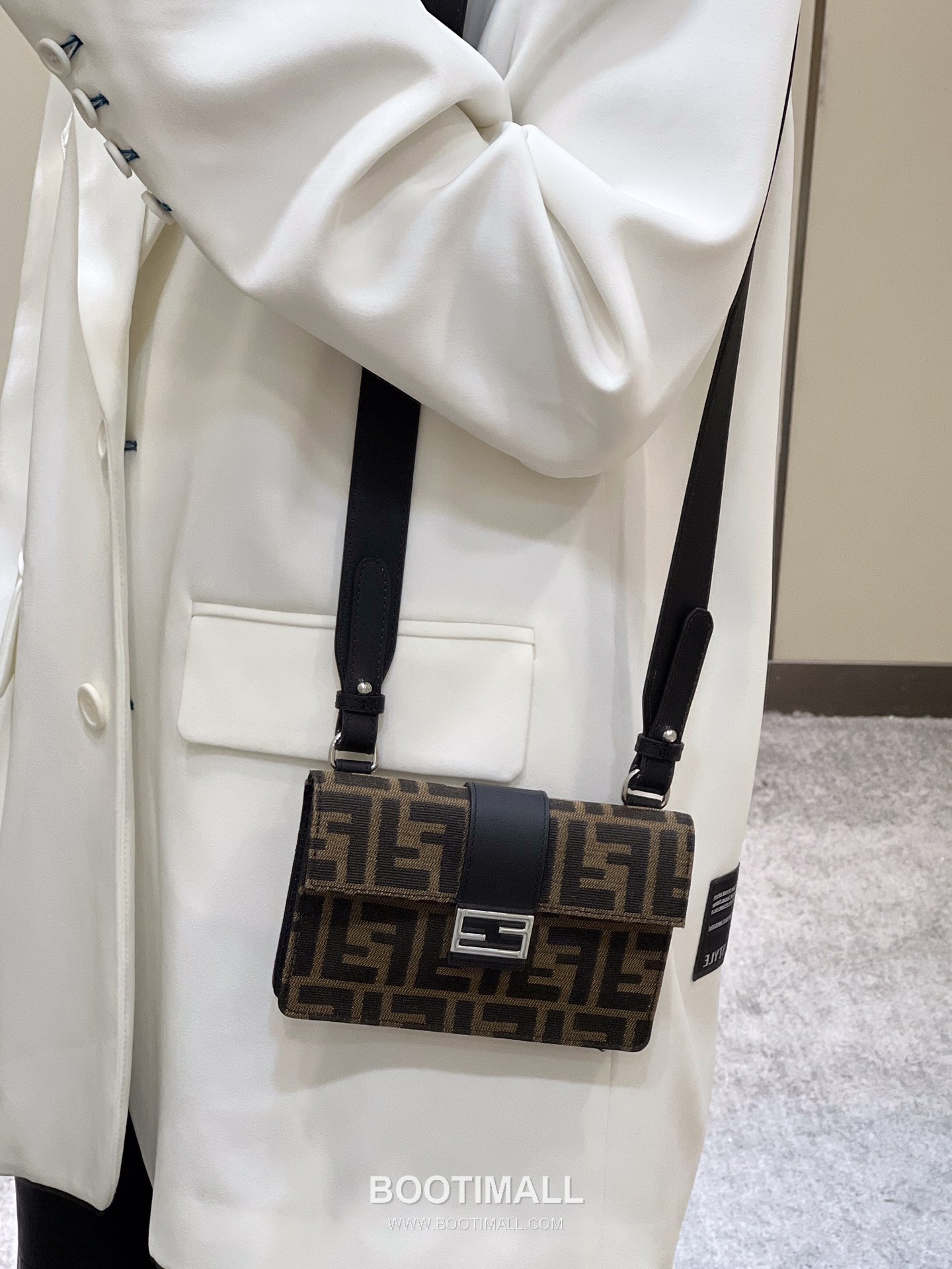 Fendi Compact Calfskin Multiway Mini Bag 펜디 컴팩트 송아지가죽 멀티웨이 미니백 17cm 6