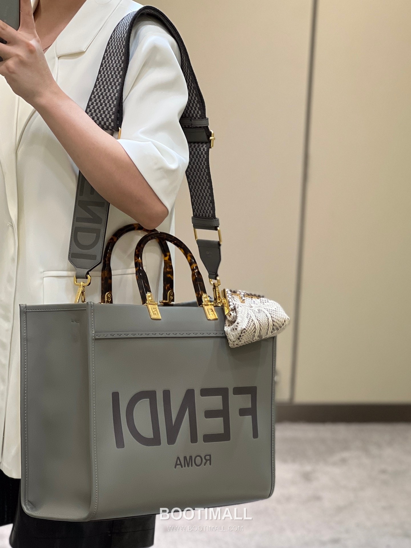 Fendi Amber Handle Shopper Cowhide Gray Bag 펜디 앰버 핸들 쇼퍼 소가죽 그레이 36cm 1