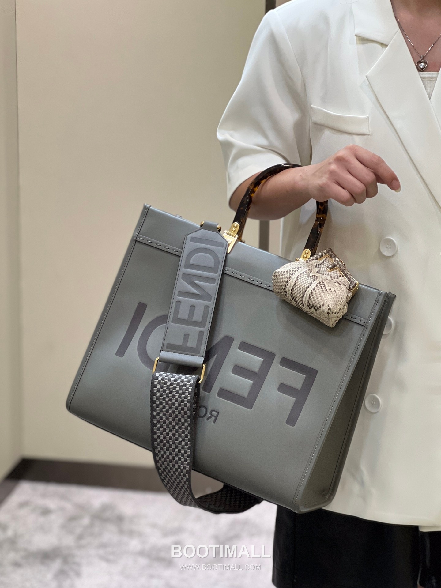 Fendi Amber Handle Shopper Cowhide Gray Bag 펜디 앰버 핸들 쇼퍼 소가죽 그레이 36cm 2