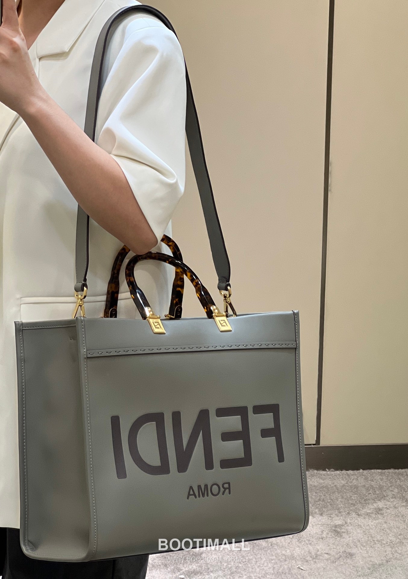 Fendi Amber Handle Shopper Cowhide Gray Bag 펜디 앰버 핸들 쇼퍼 소가죽 그레이 36cm 3