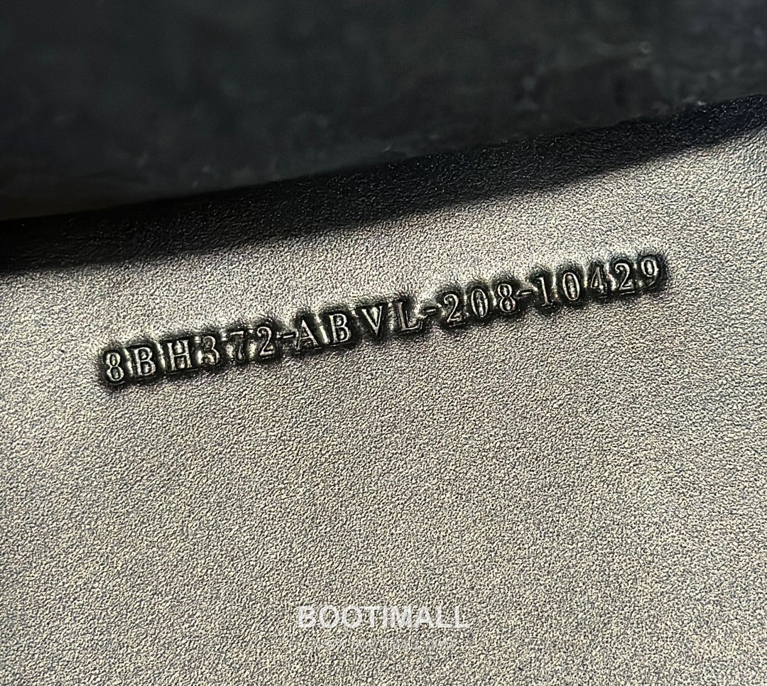 Fendi Embossed Logo Shopper Cowhide Black Bag 펜디 엠보 로고 쇼퍼 소가죽 블랙 35cm 14